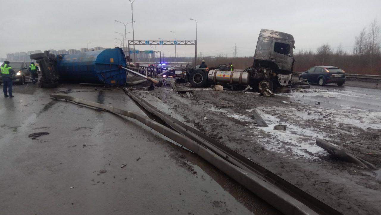 Затор около 1 км появился на съезде с внешнего кольца КАД на трассу  «Сортавала» из-за ДТП | Вечёрка