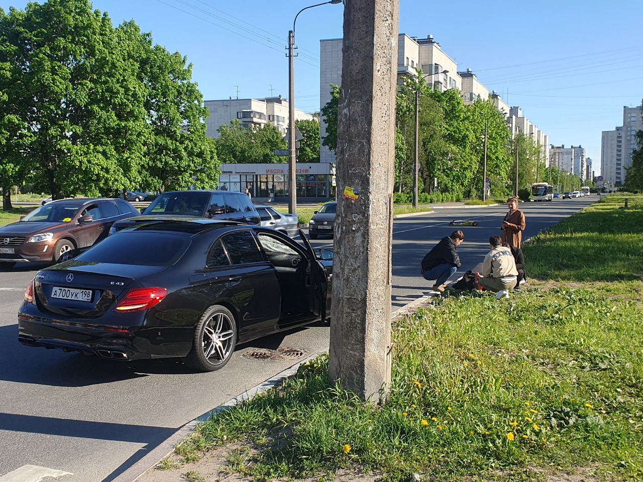 В Петербурге Mercedes сбил мужчину на самокате на пешеходном переходе |  Вечёрка