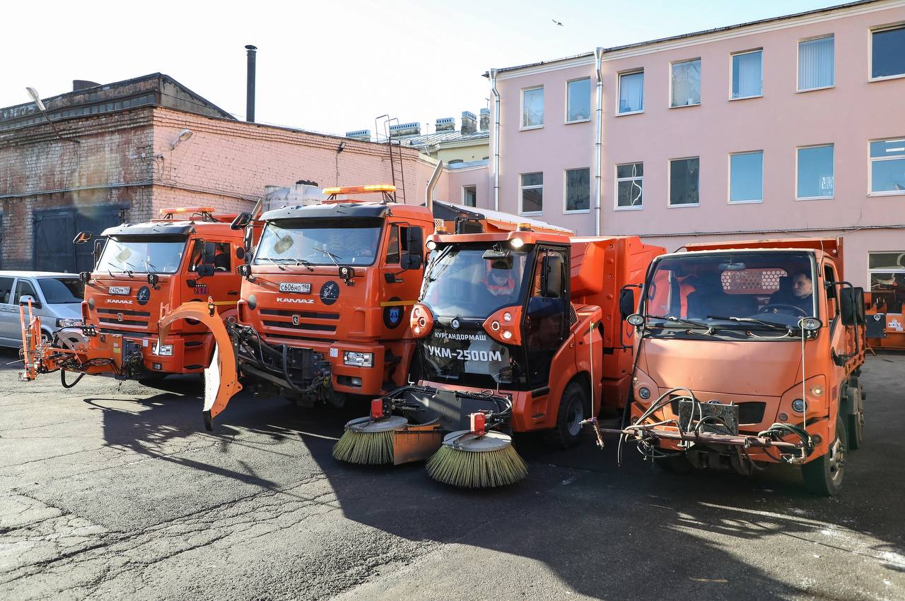 Долой пыль: в Петербурге к весне начали готовить спецтехнику | Вечёрка