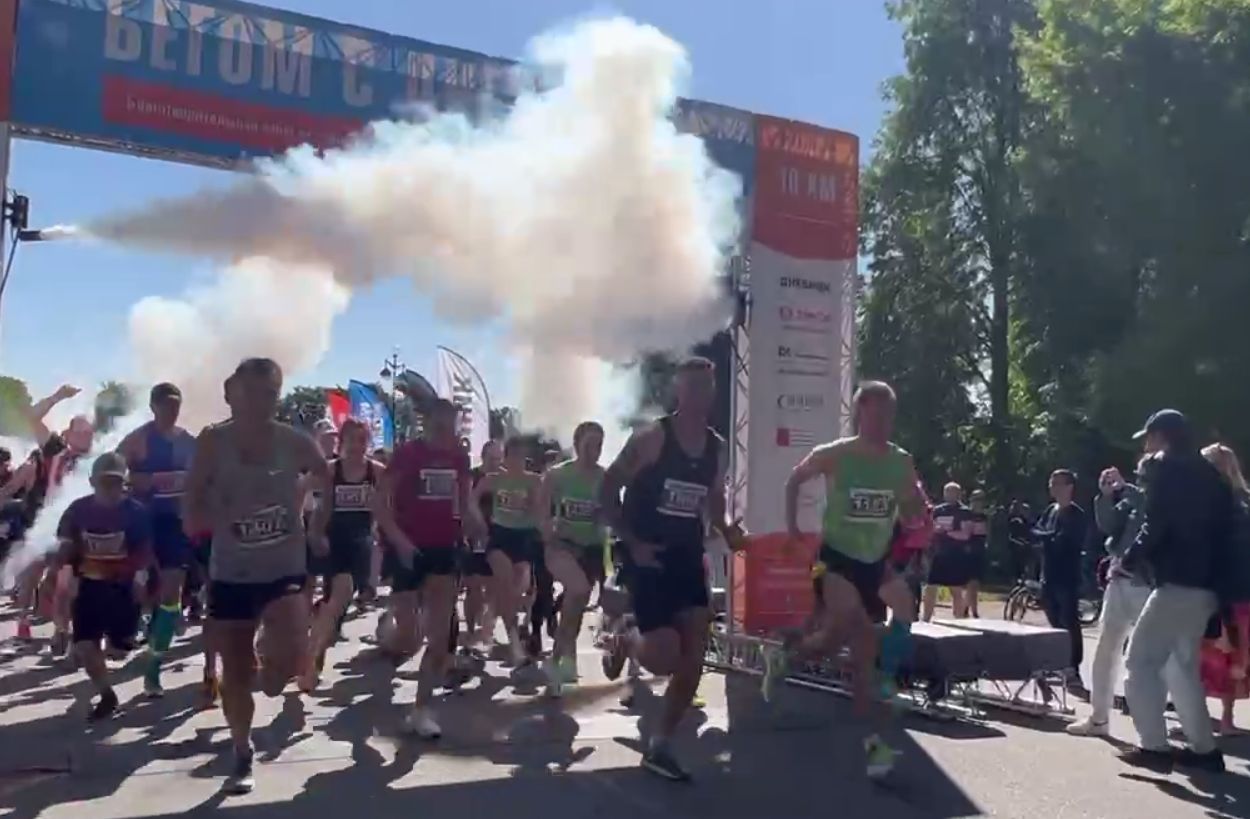 Видео: в Петербурге стартовал забег «Бегом с Дневником» | Вечёрка