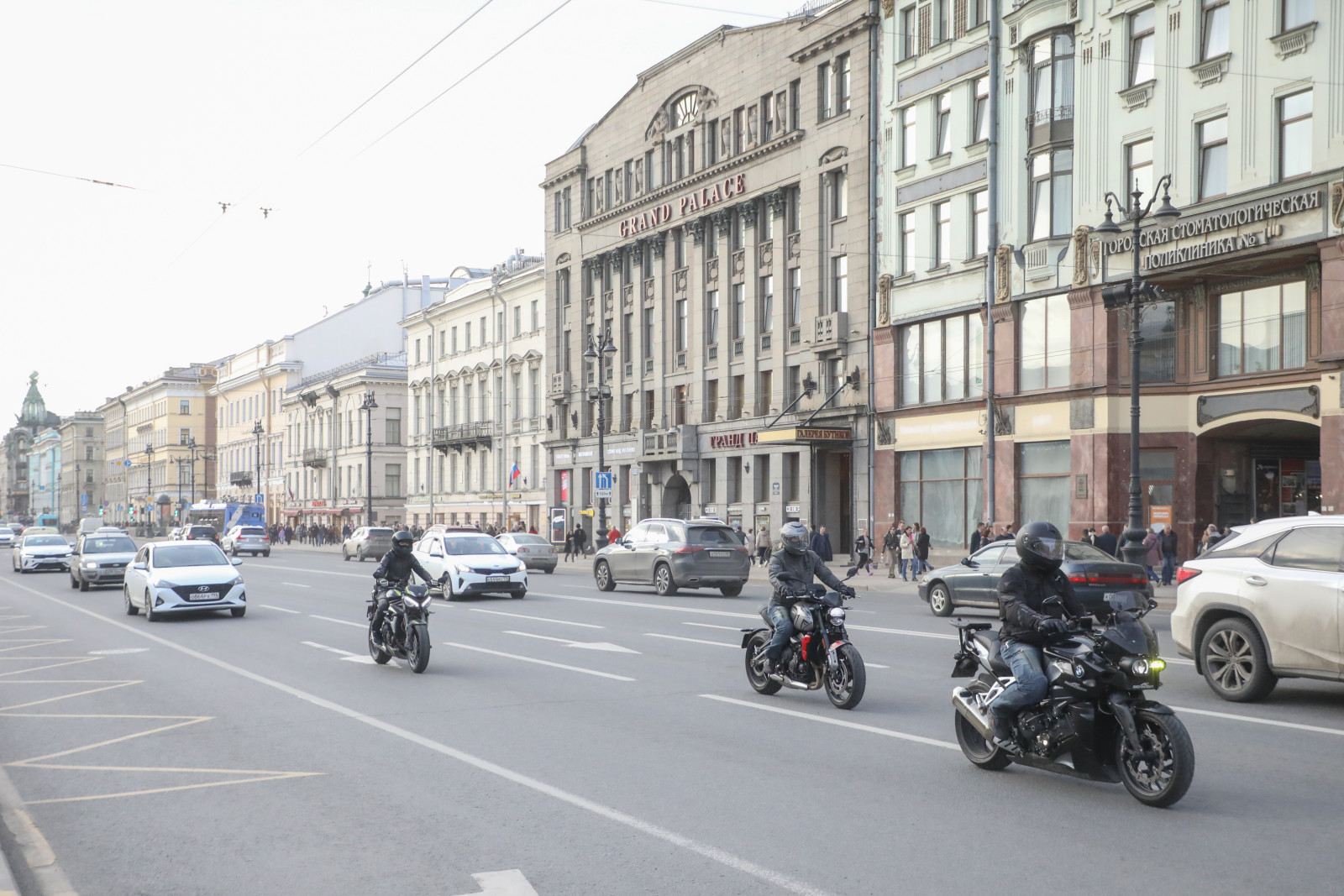 В Петербурге задержали байкера, который спустил колеса у плохо  припаркованного автомобиля | Вечёрка