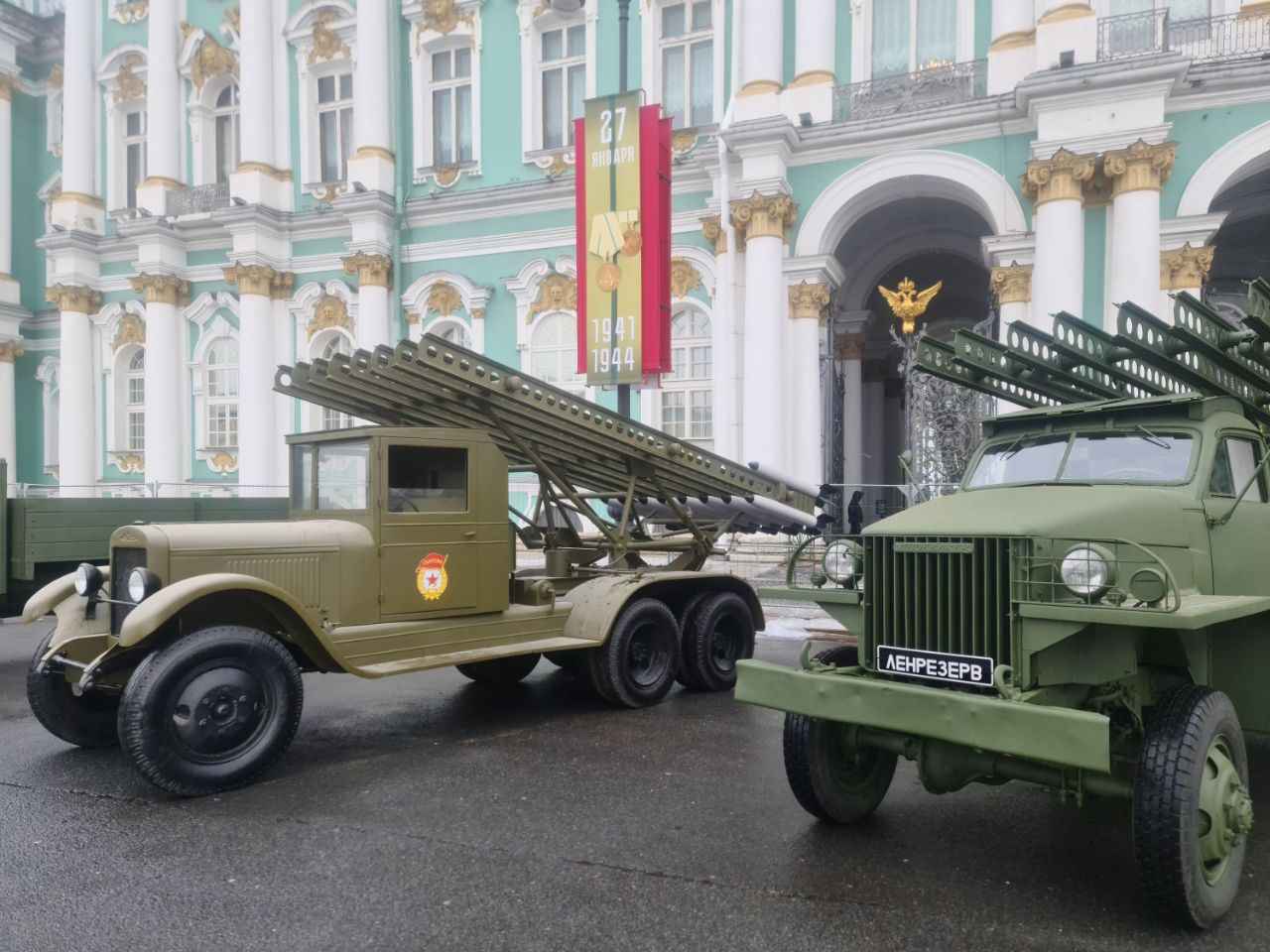 На Дворцовой площади завершают монтаж сцены в преддверии концерта «Блокада.  Помнить вечно» | Вечёрка