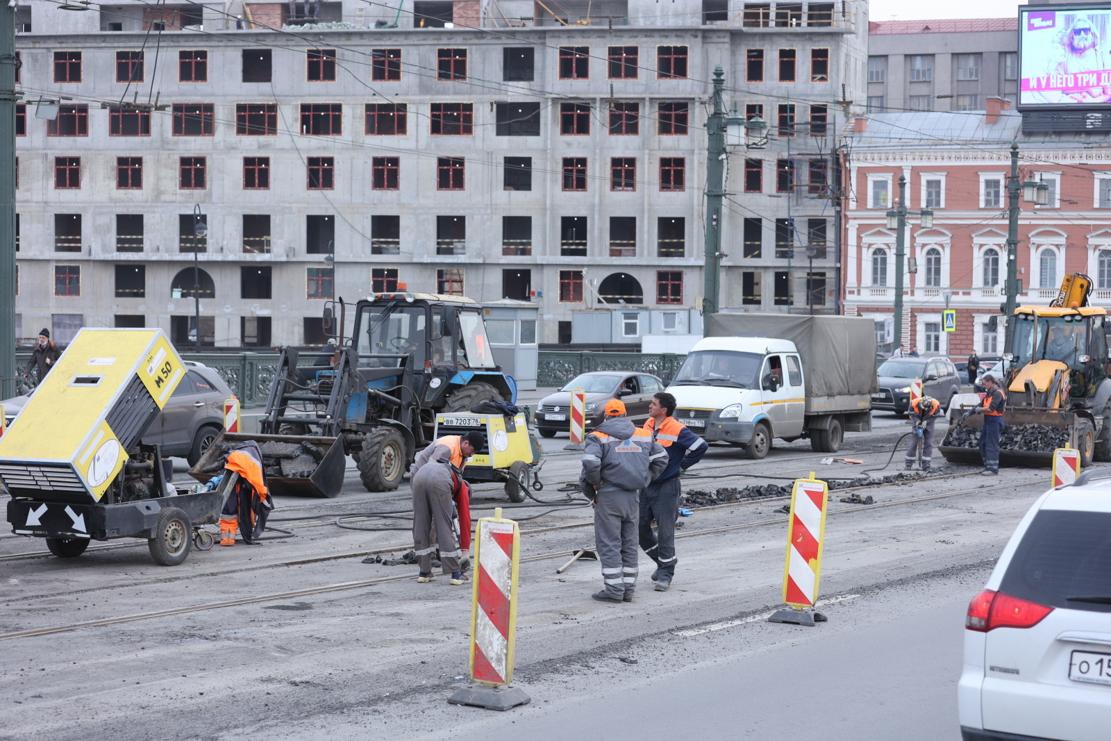 Петербургские дорожники занизят бордюрный камень на 321 перекрестке в 2024  году | Вечёрка