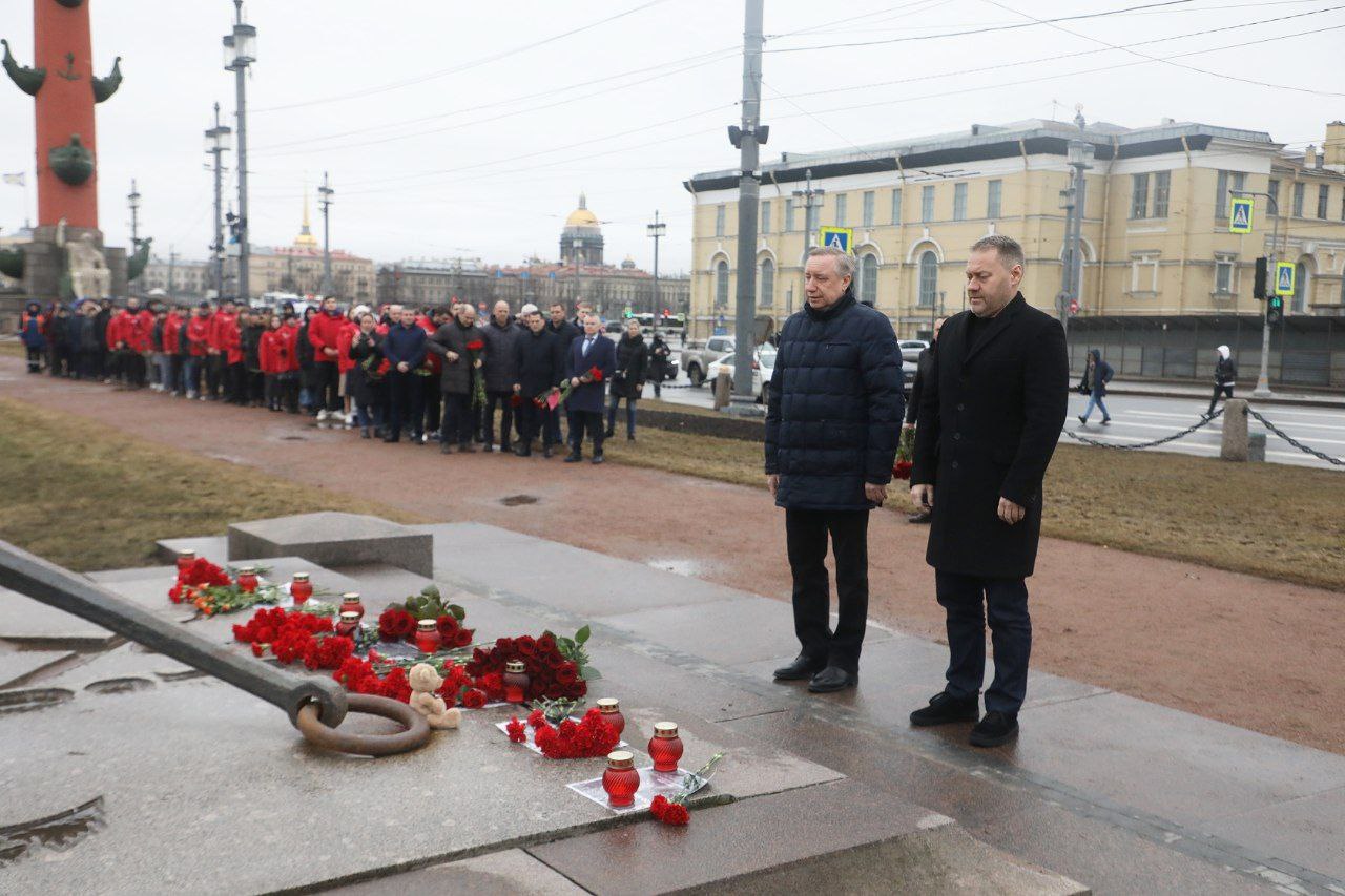 Беглов и Бельский возложили цветы к стихийному мемориалу на Стрелке  Васильевского острова | Вечёрка