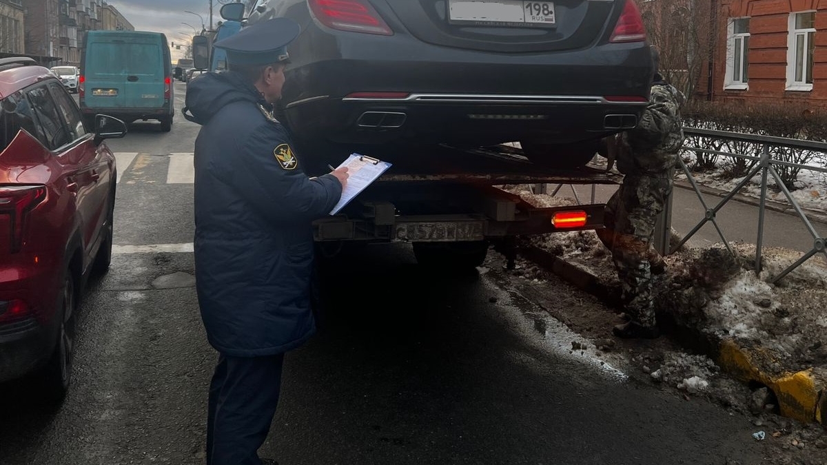 В Петербурге приставы изъяли у владельца элитный автомобиль Maybach из-за  долгов | Вечёрка