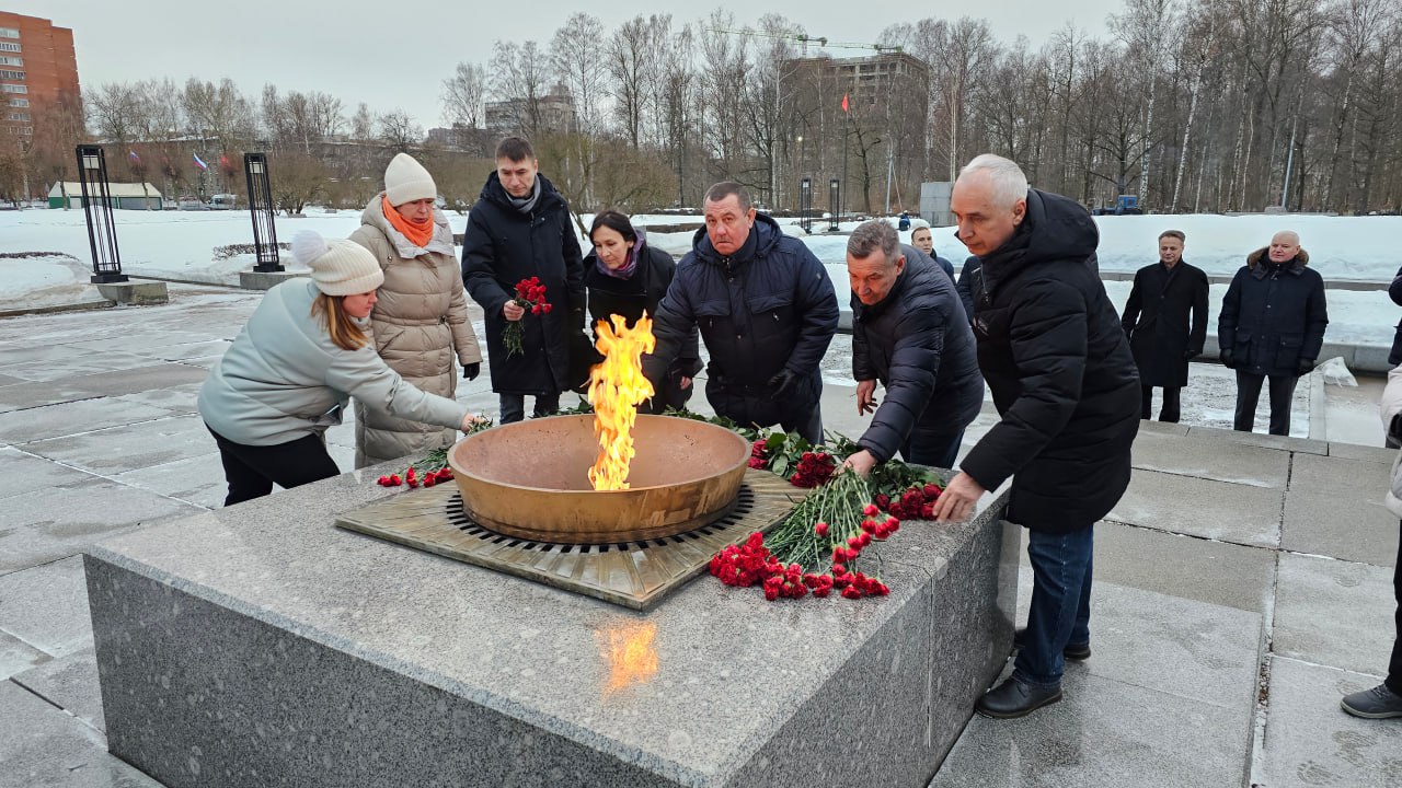 Сотрудники дамбы почтили минутой молчания память о погибших в годы блокады  Ленинграда на Серафимовском кладбище | Вечёрка