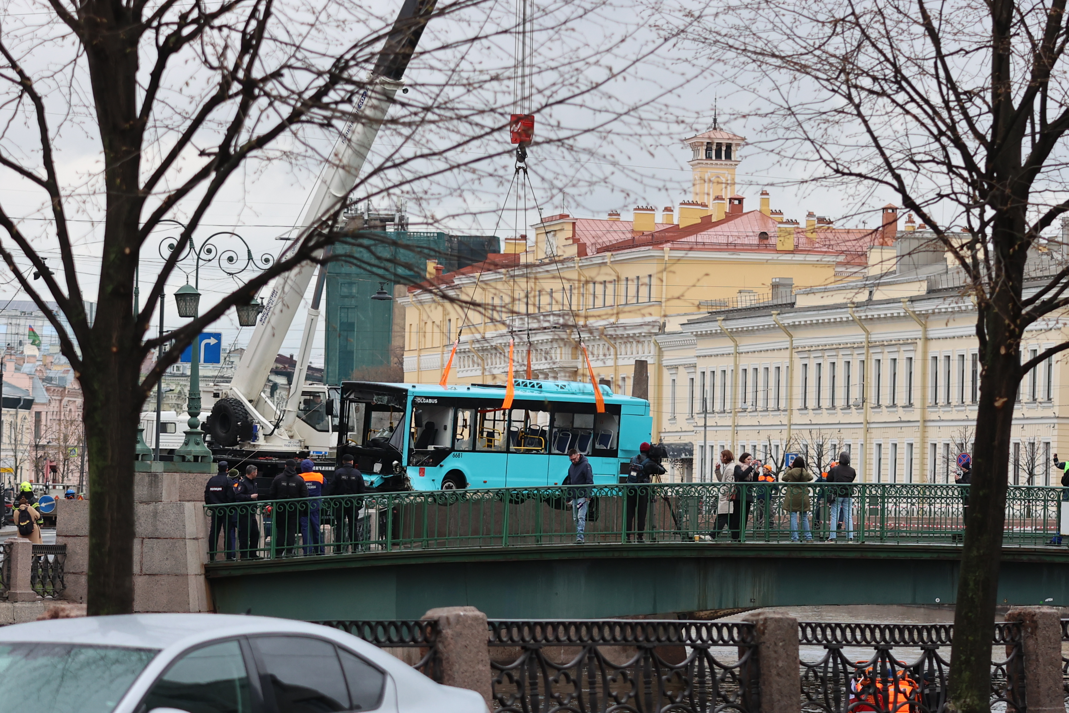 Спасатели подняли из воды автобус, упавший в Мойку | Вечёрка