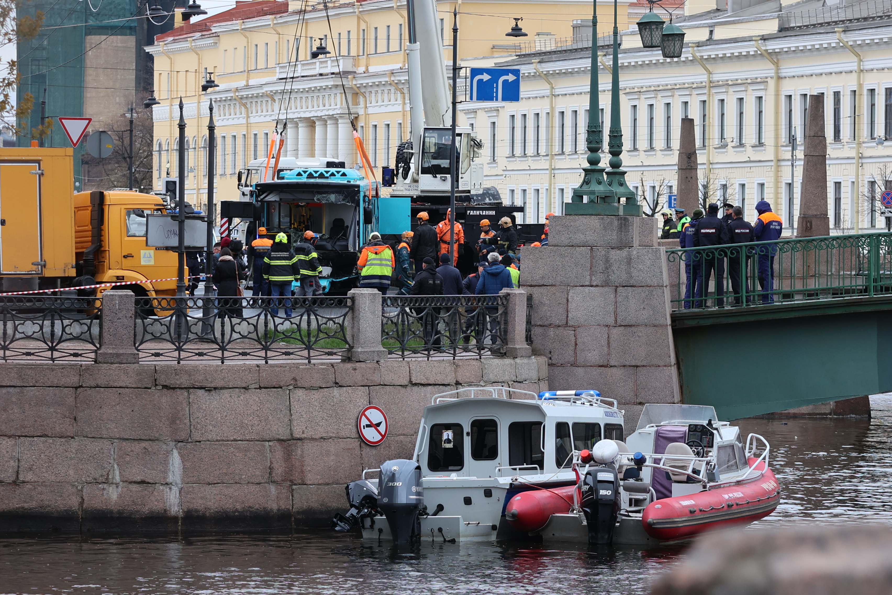 Спасатели подняли из воды автобус, упавший в Мойку | Вечёрка