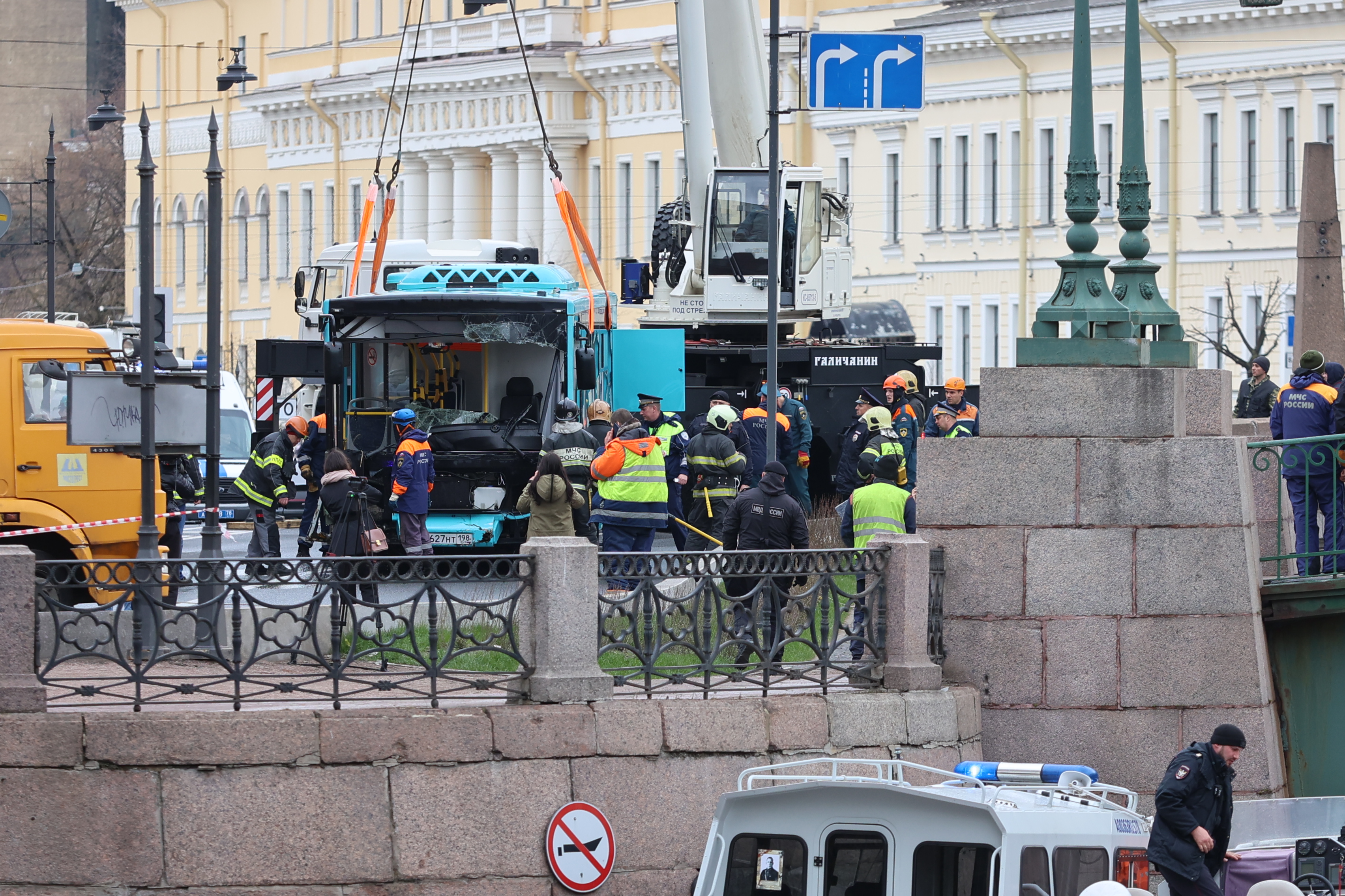 Спасатели подняли из воды автобус, упавший в Мойку | Вечёрка