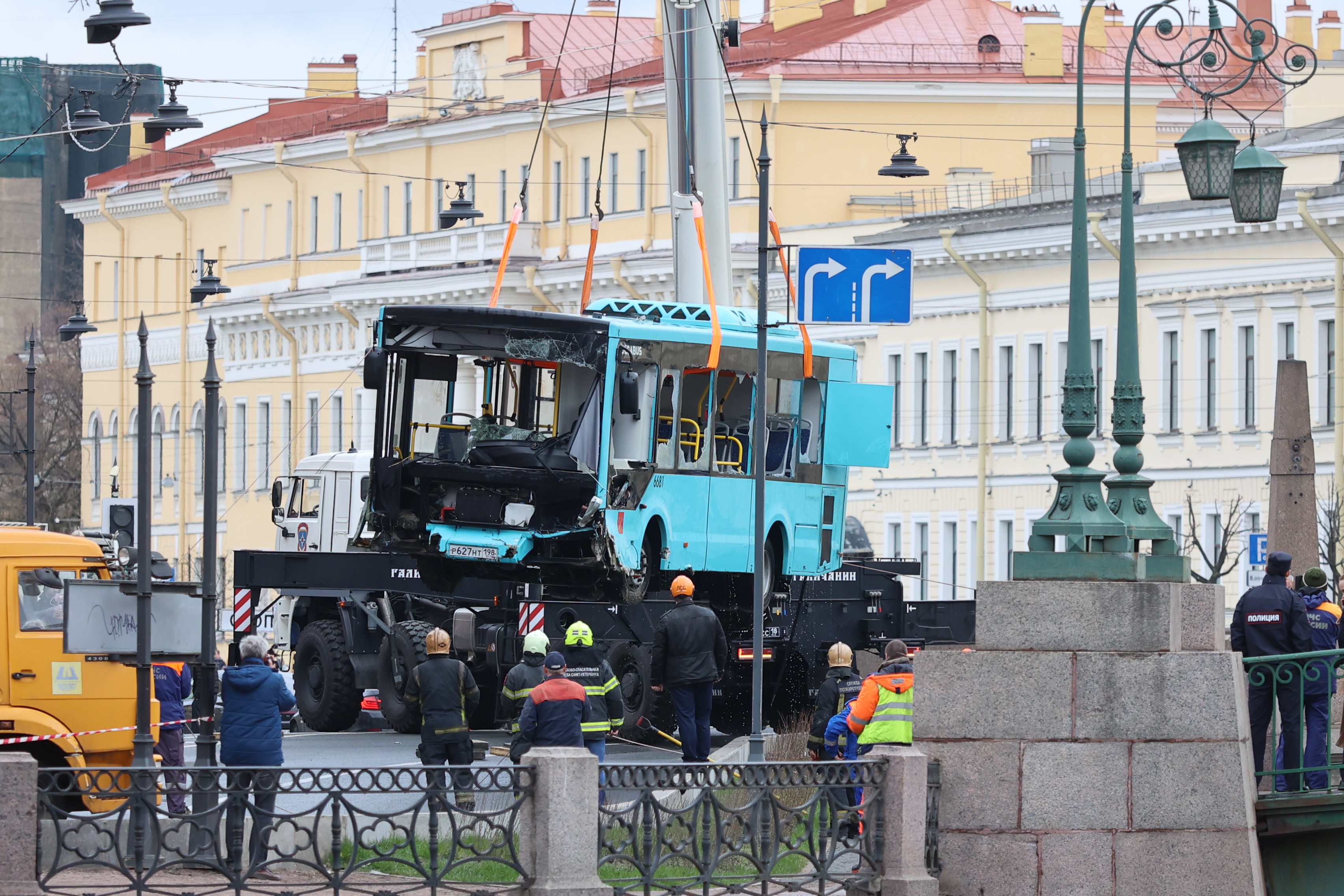 Спасатели подняли из воды автобус, упавший в Мойку | Вечёрка