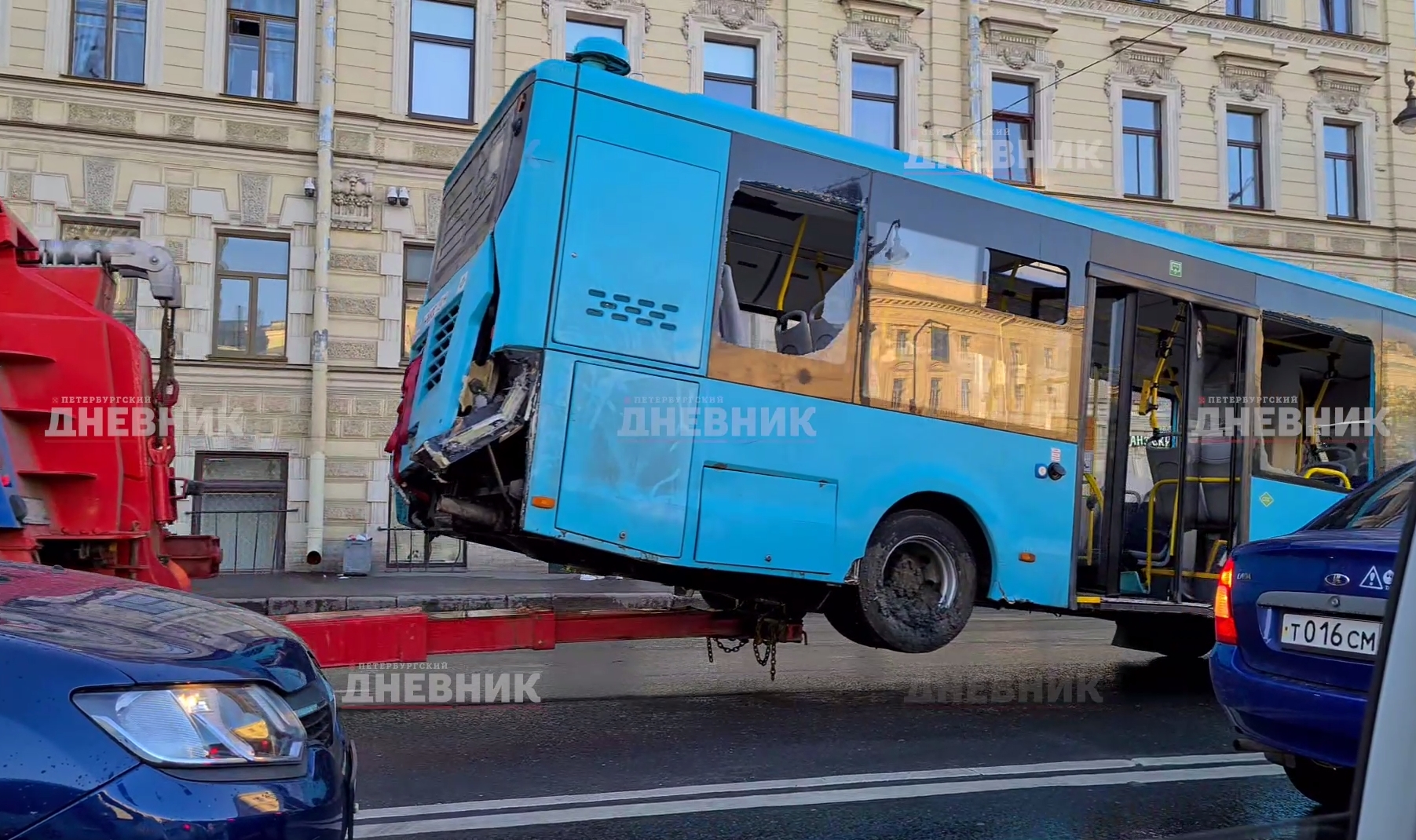 Рухнувший в воду автобус вывезли с набережной реки Мойки | Вечёрка