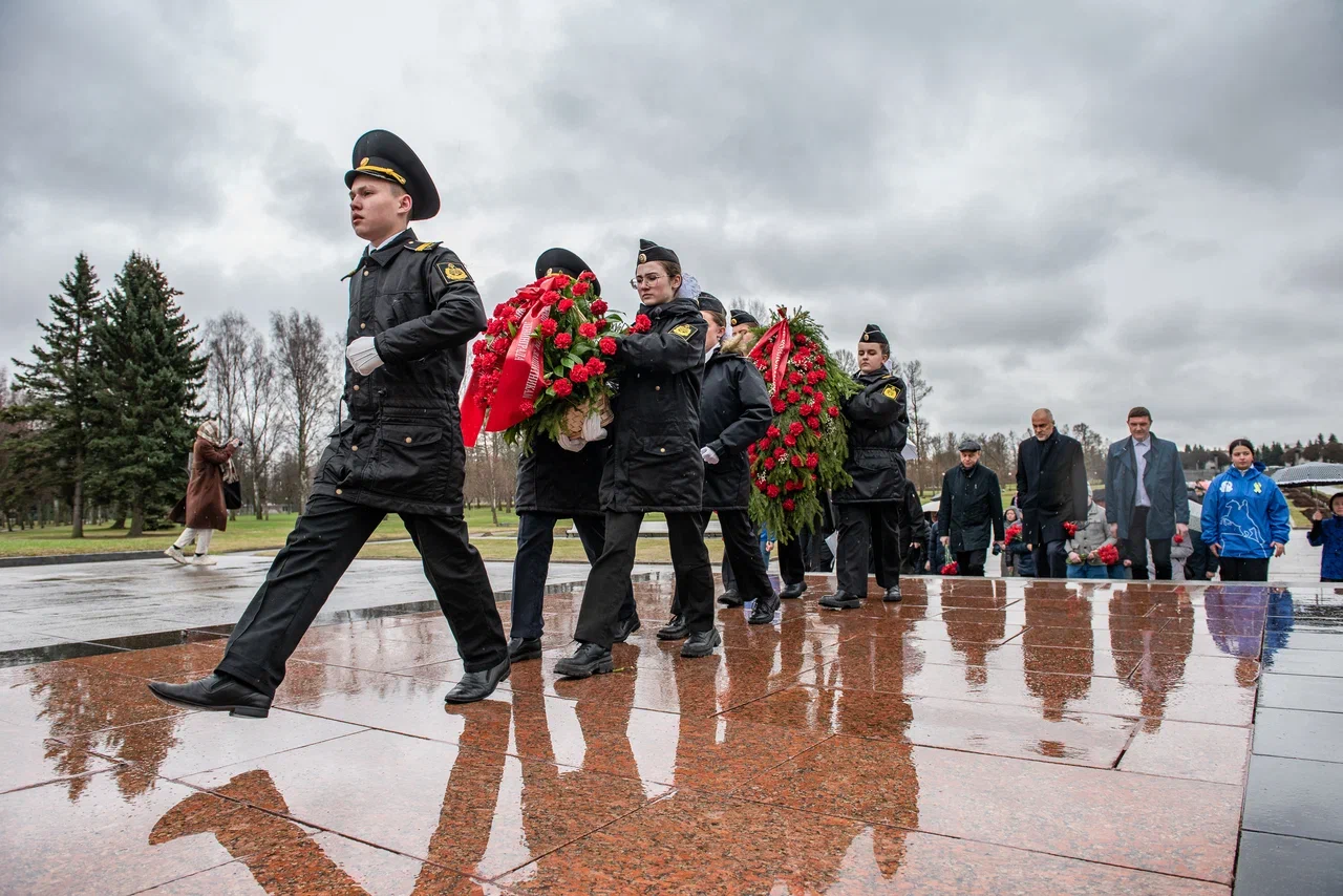 Акция «Блокадный трамвай» прошла на Пискаревском мемориале | Вечёрка