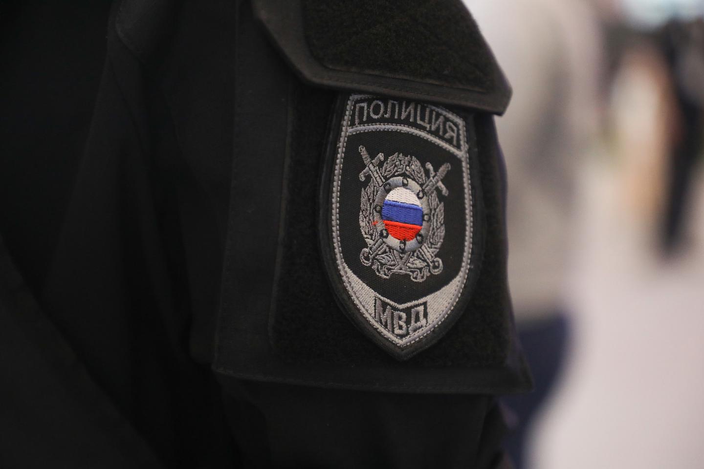 Тюменку оштрафовали за ношение полицейской формы в аэропорту Пулково ...