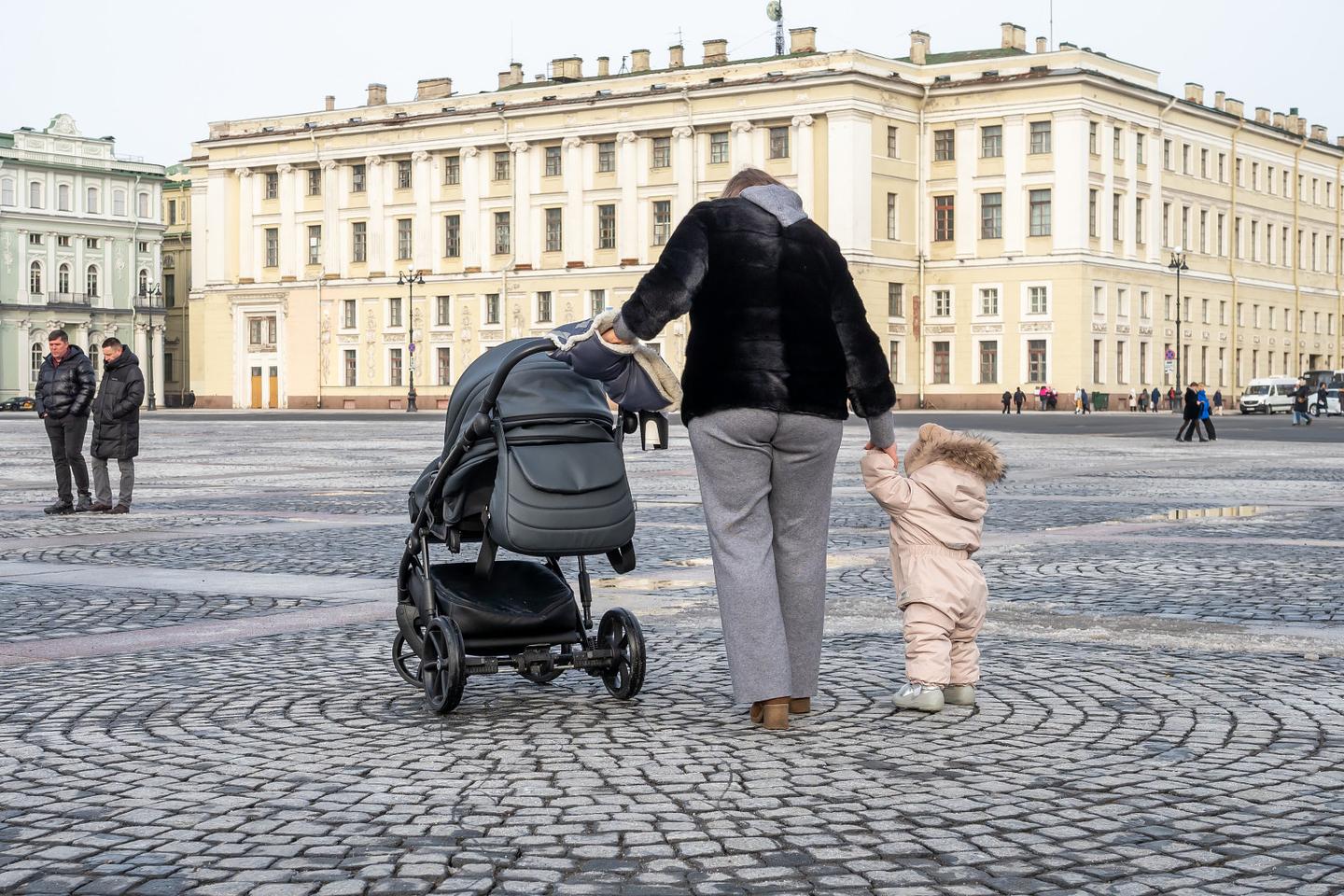 Стало известно, сколько в Петербурге многодетных семей