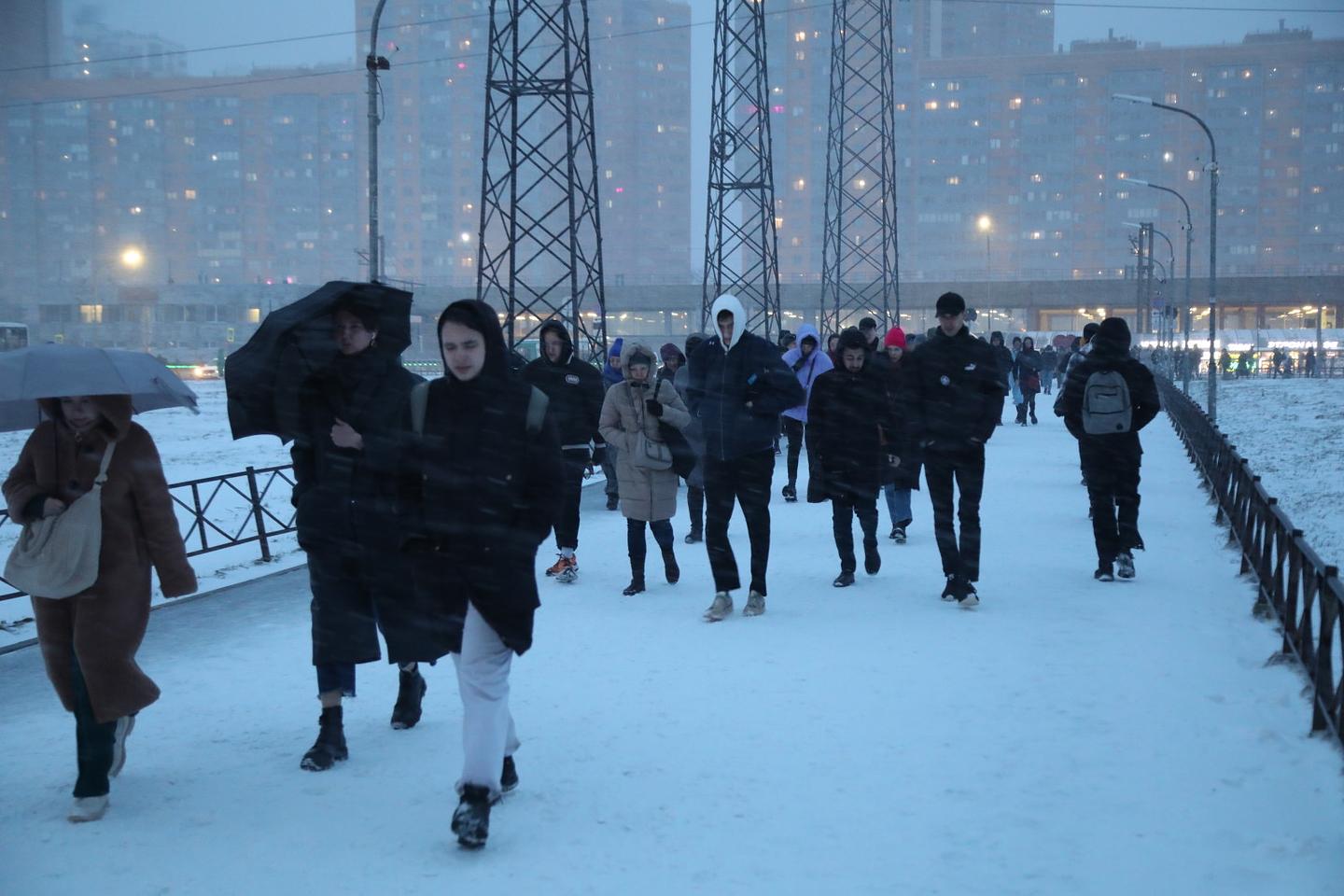 В МЧС напомнили петербуржцам, как вести себя в сложных погодных условиях