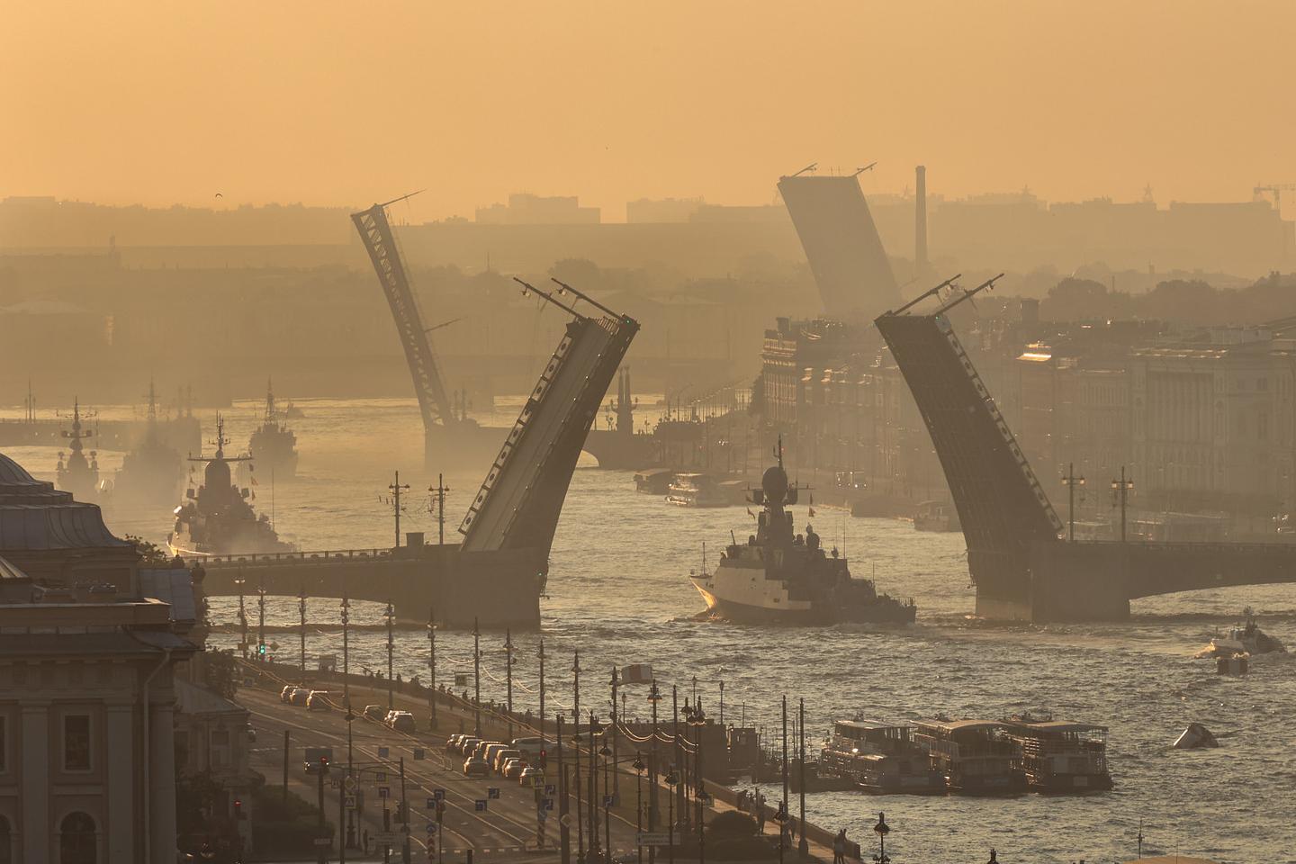 Движение по улицам и мостам Петербурга ограничат из-за репетиций Главного  военно-морского парада