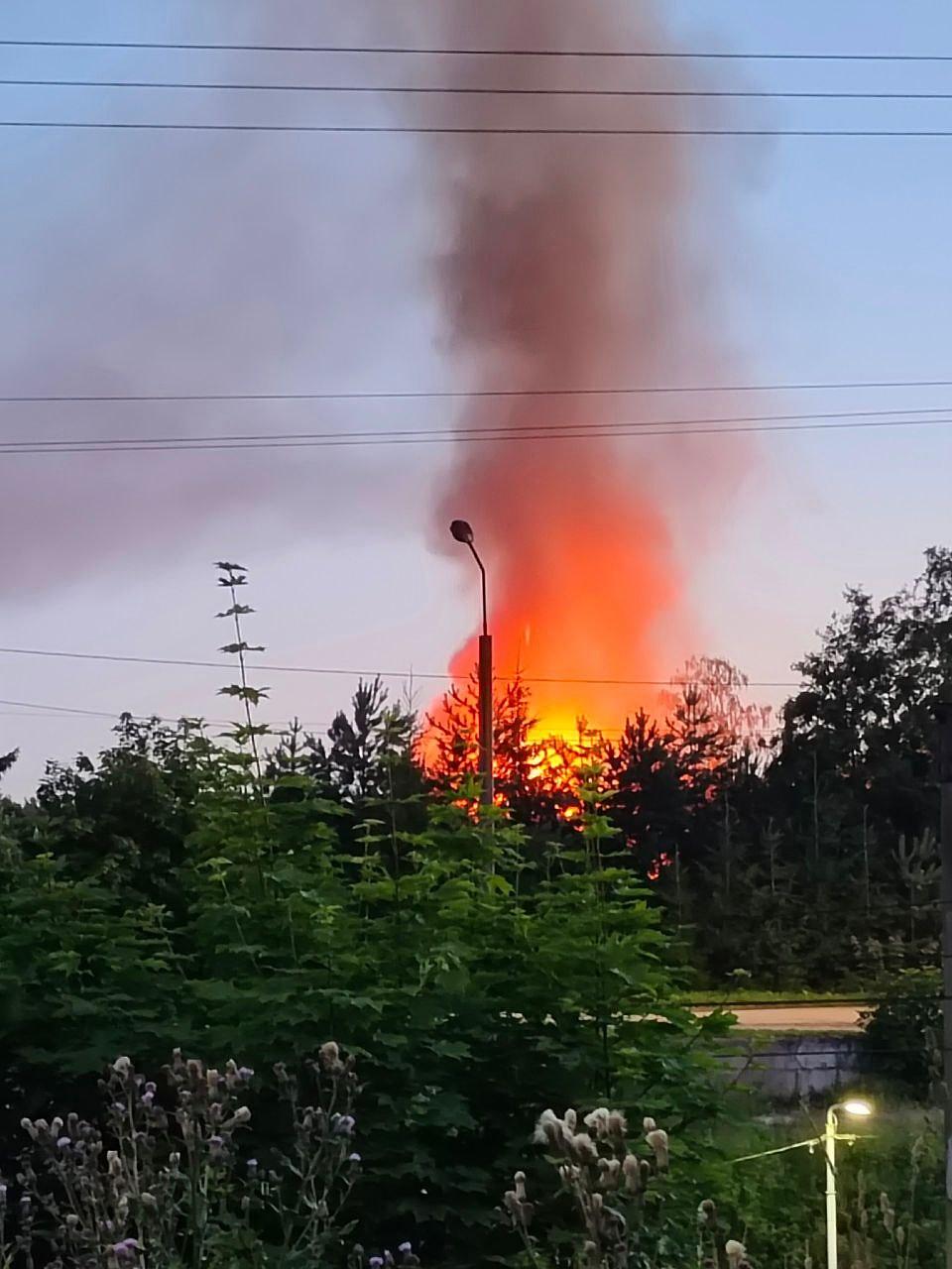 Баллон с газом взорвался в частном доме в Ломоносове — бушует пожар