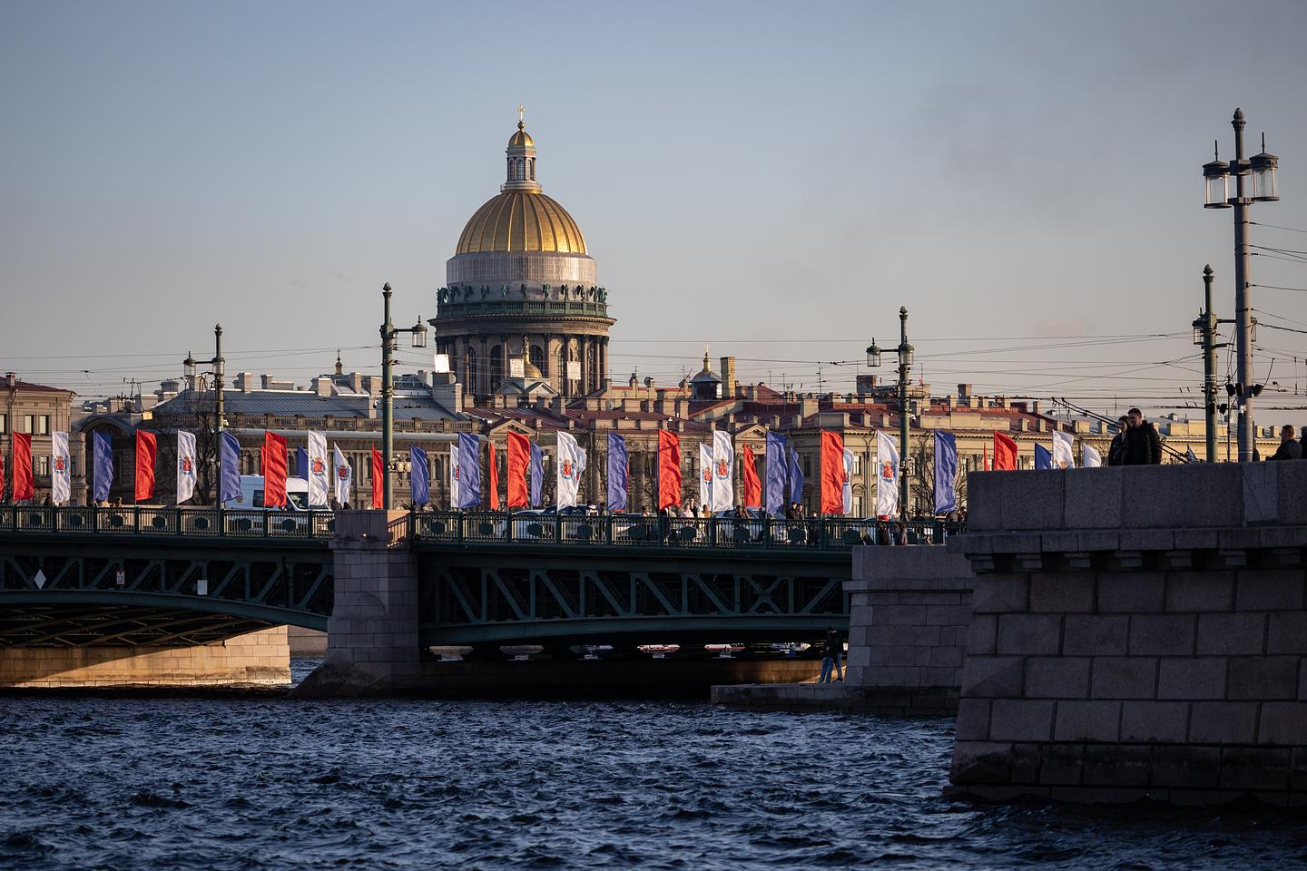 Движение транспорта закроют в центре Петербурге сегодня с двух часов дня