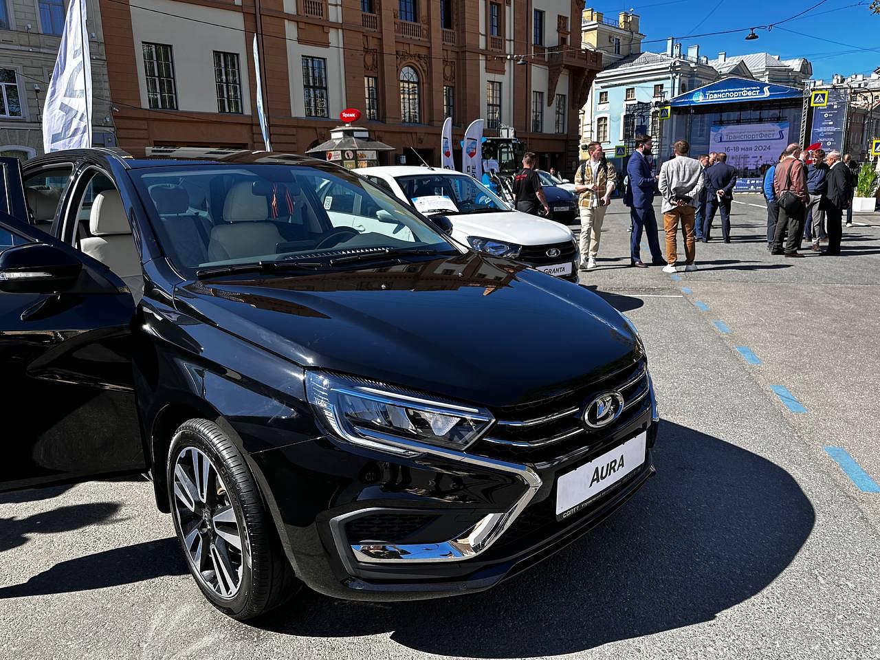 АвтоВАЗ представил в Петербурге новый автомобиль Lada Vesta Aura