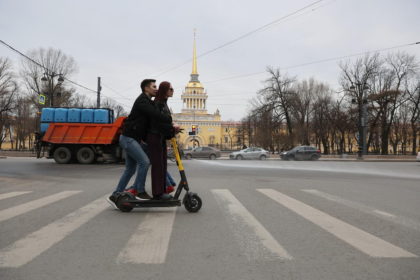 Полсотни петербургских самокатчиков получили штрафы за сутки