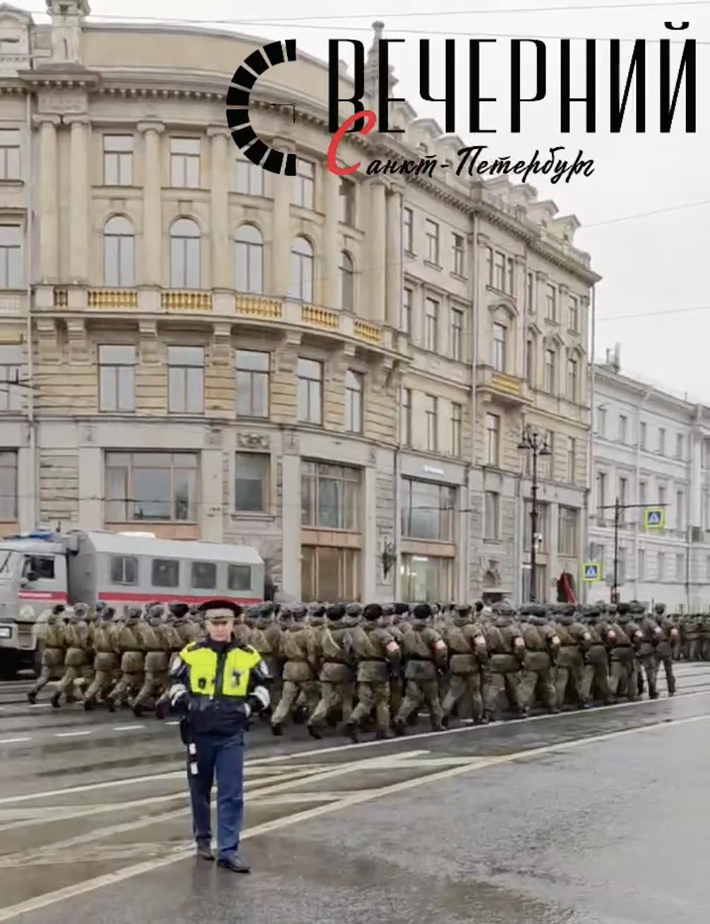 Солдаты прошли маршем по Адмиралтейскому проспекту. Видео