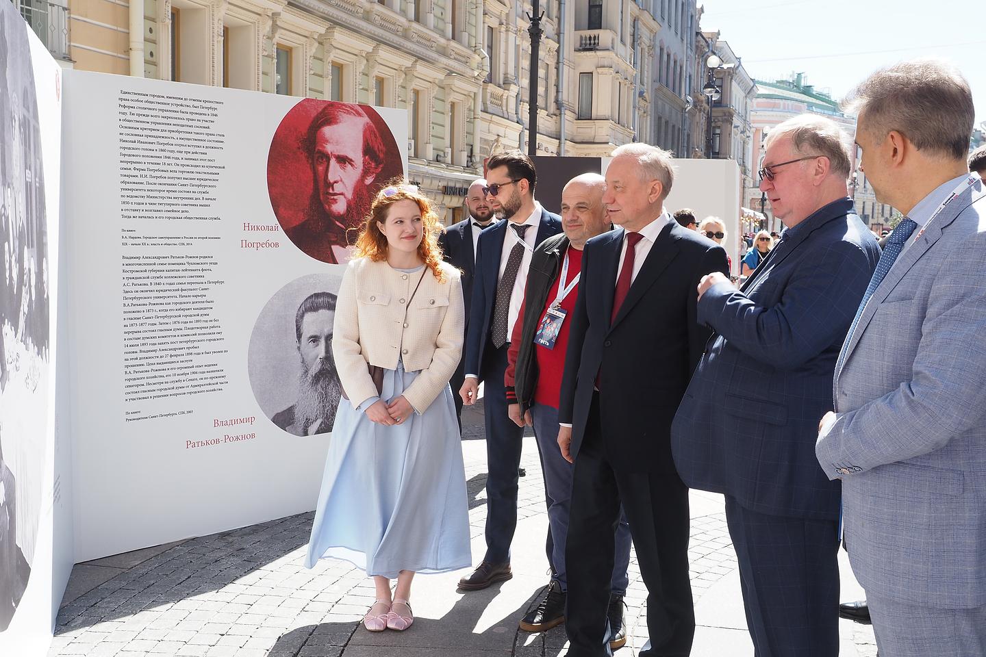 Фото: Первый день работы Книжного салона в Петербурге | Вечёрка