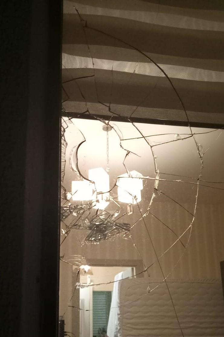 застукали в окно 