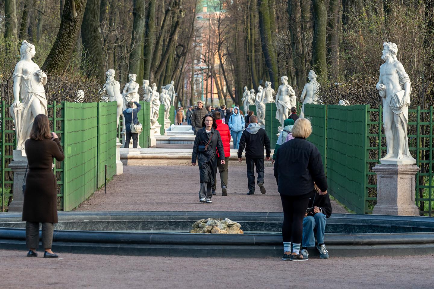 Город окутал: как бренды создают петербургский стиль в одежде