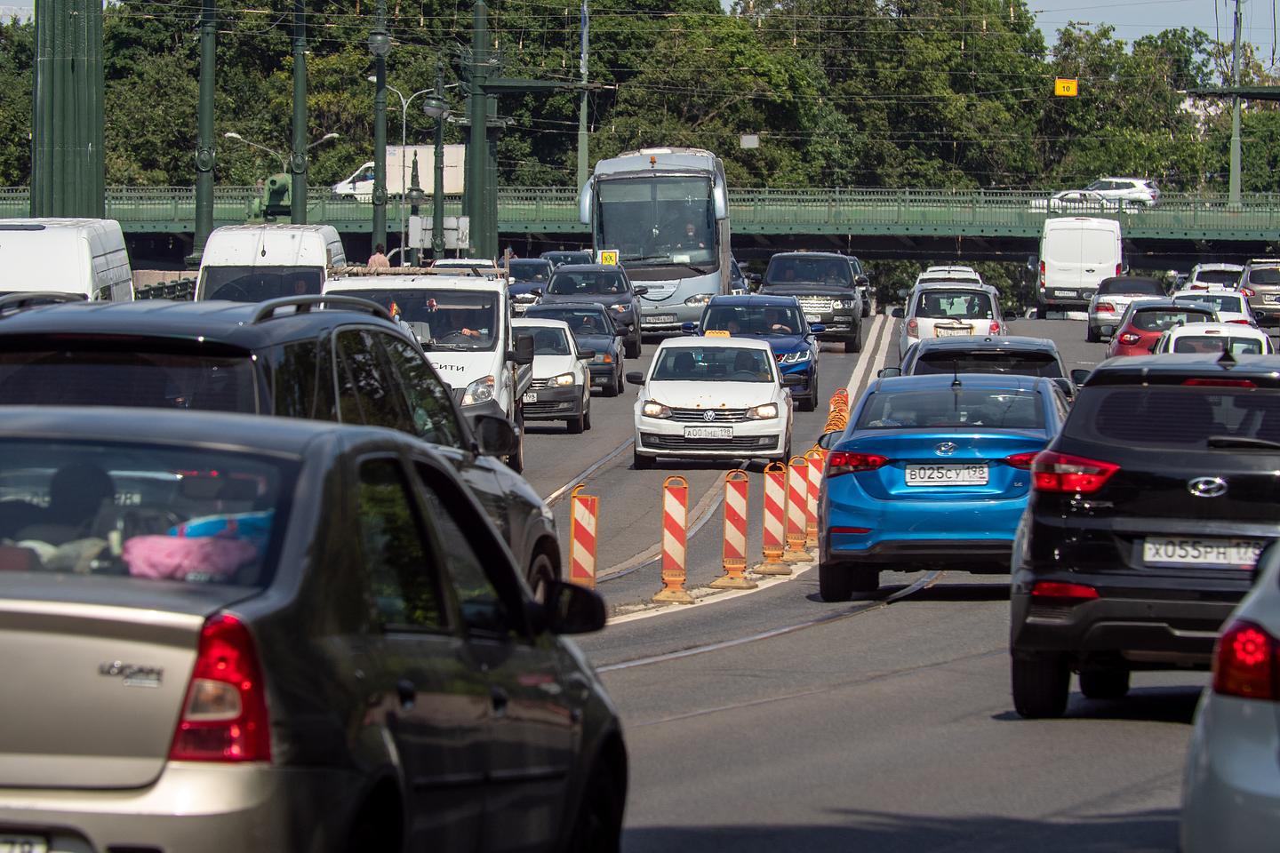 Дорожное движение планируют ограничить в 11 районах Петербурга с 10 мая