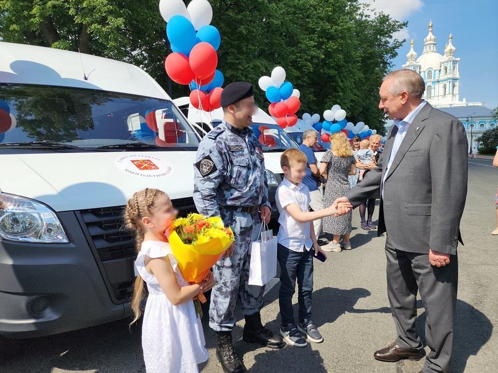 Беглов вручил многодетной семье сотрудника ОМОН новый микроавтобус