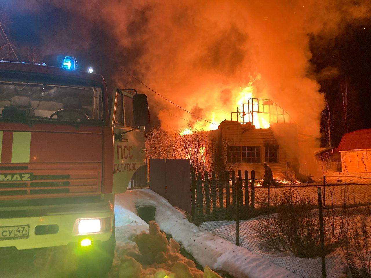 В Грузино сгорел дом, пламя охватило все здание