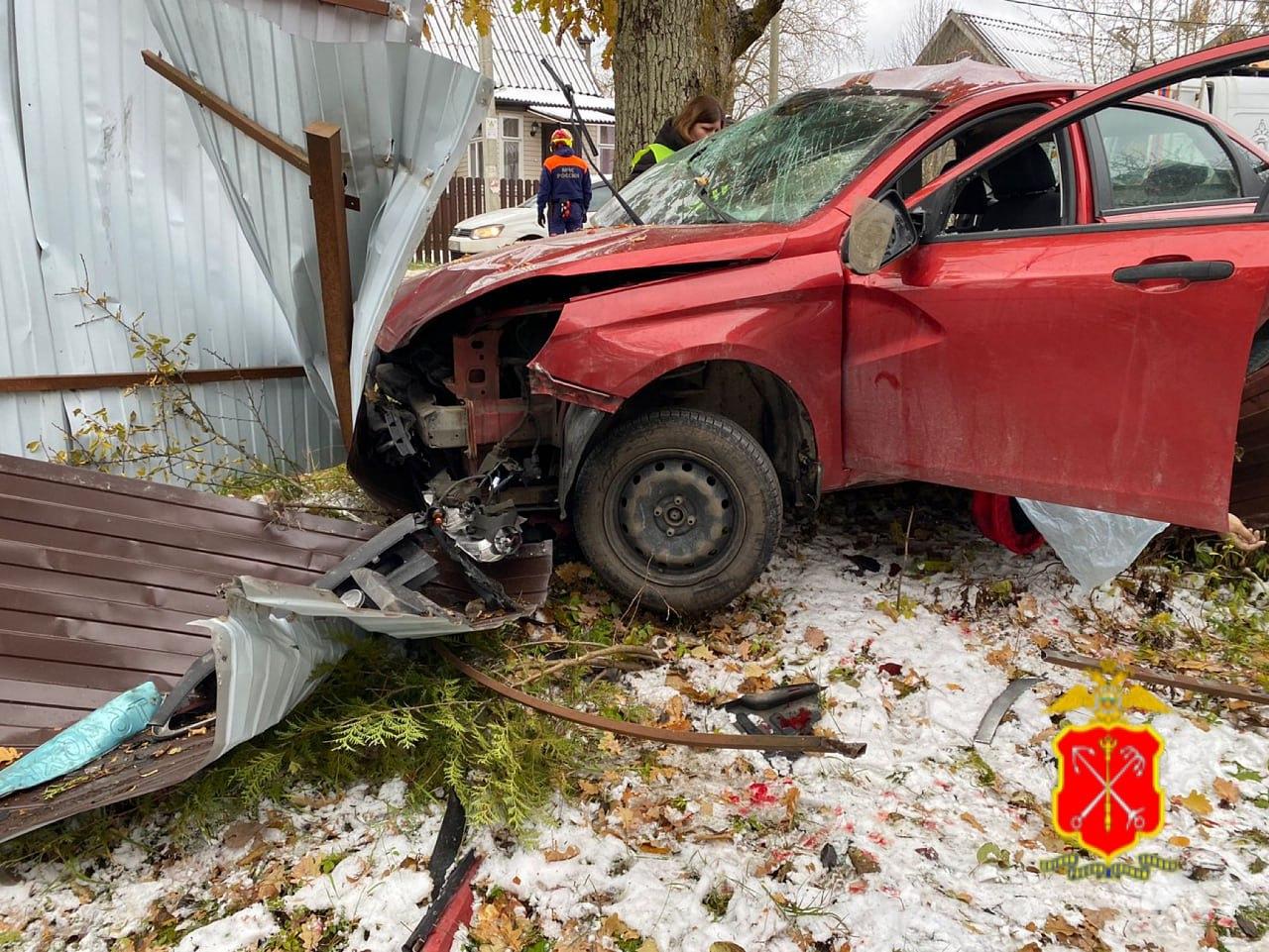 Водитель и пассажир Lada Vesta погибли после столкновения с деревом в  деревне Лангерево