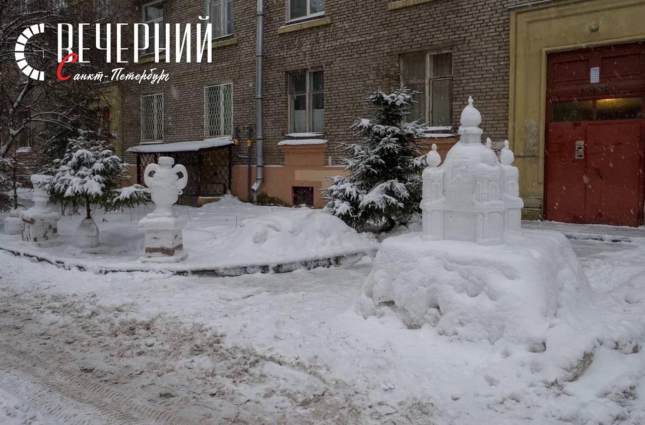 Смольный собор из снега возвели в одном из петербургских дворов