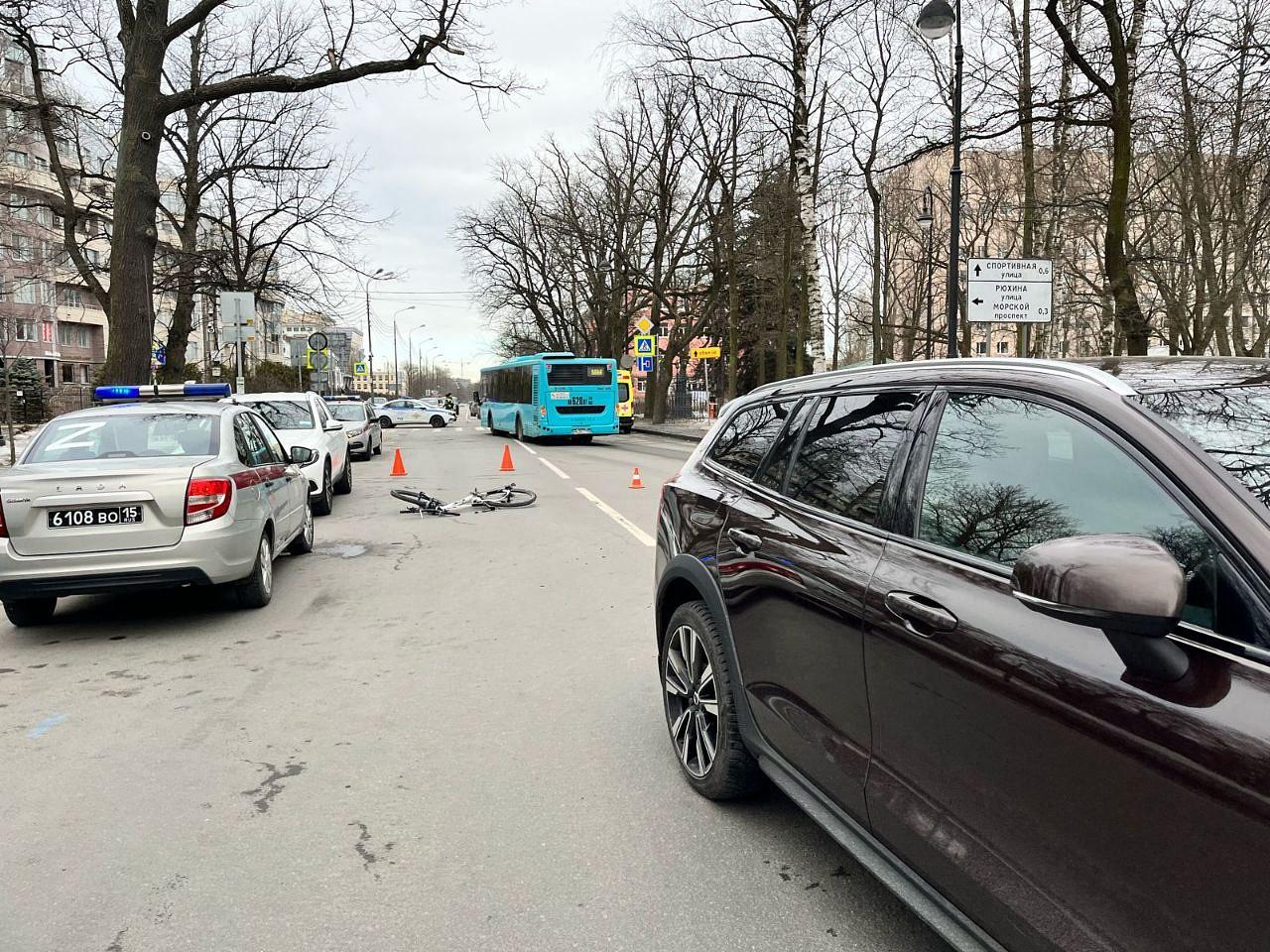 Суд запретил водителю Mercedes управлять машиной после смертельного ДТП с  велосипедистом на Крестовском острове