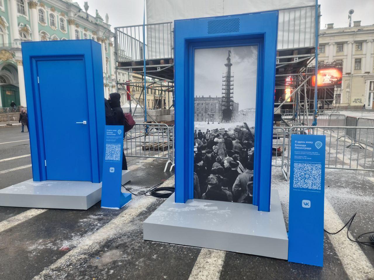 Петербуржцы могут найти в городе двери с архивными фотографиями блокадного  Ленинграда