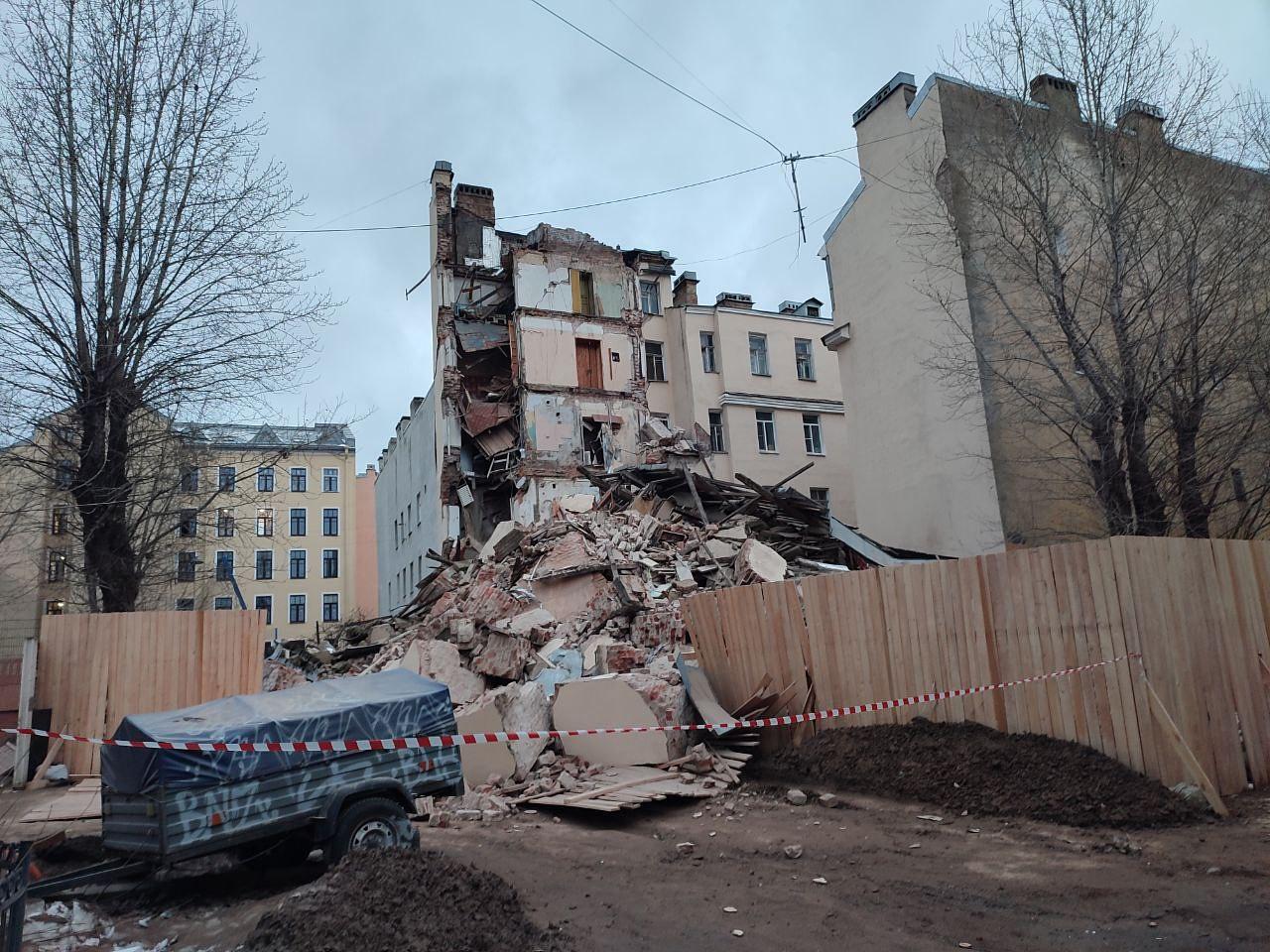 Обрушение дома на Гороховой улице в Петербурге попало на видео