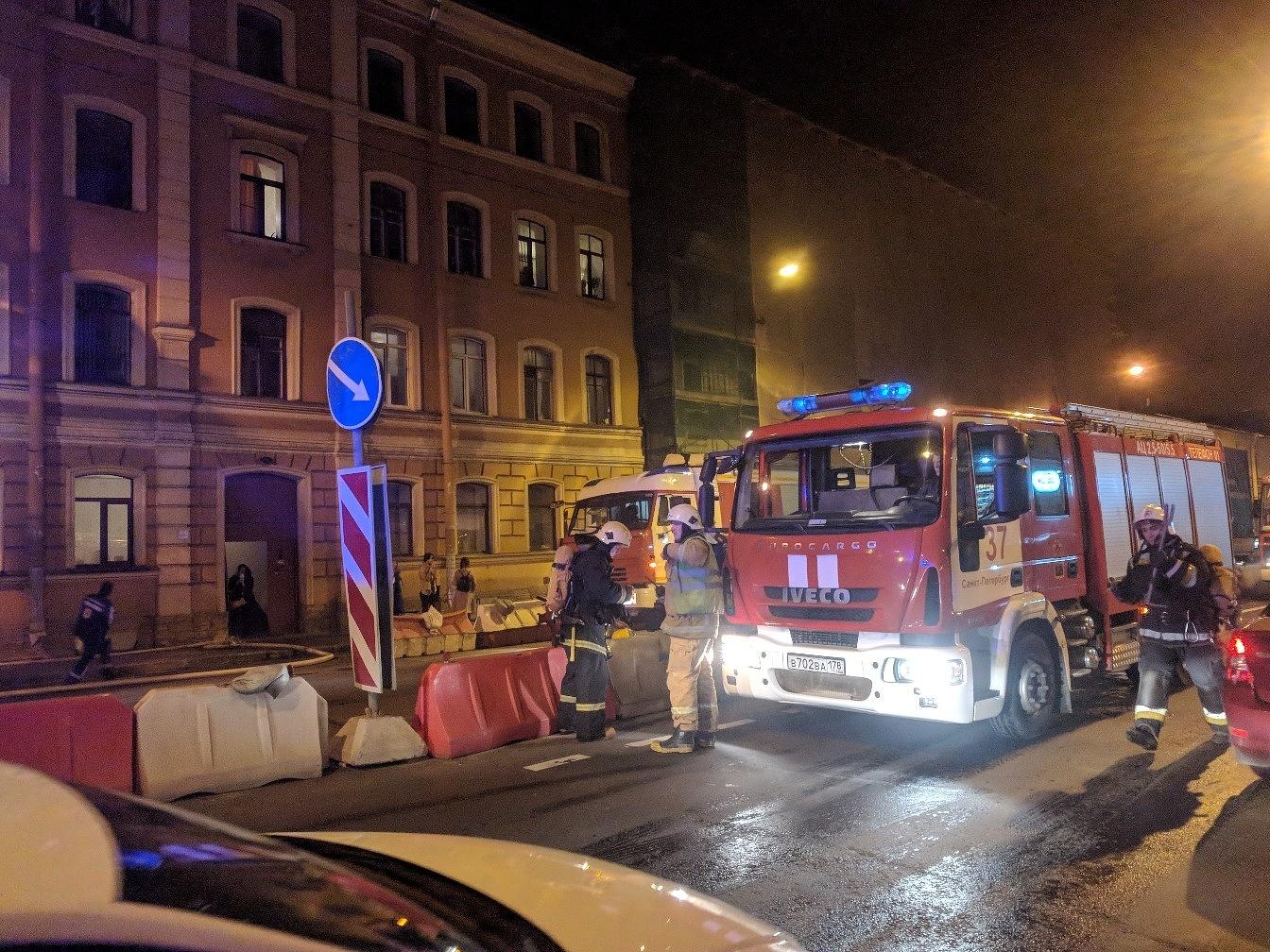 В одном из домов Петроградского района воспламенилась шахта лифта