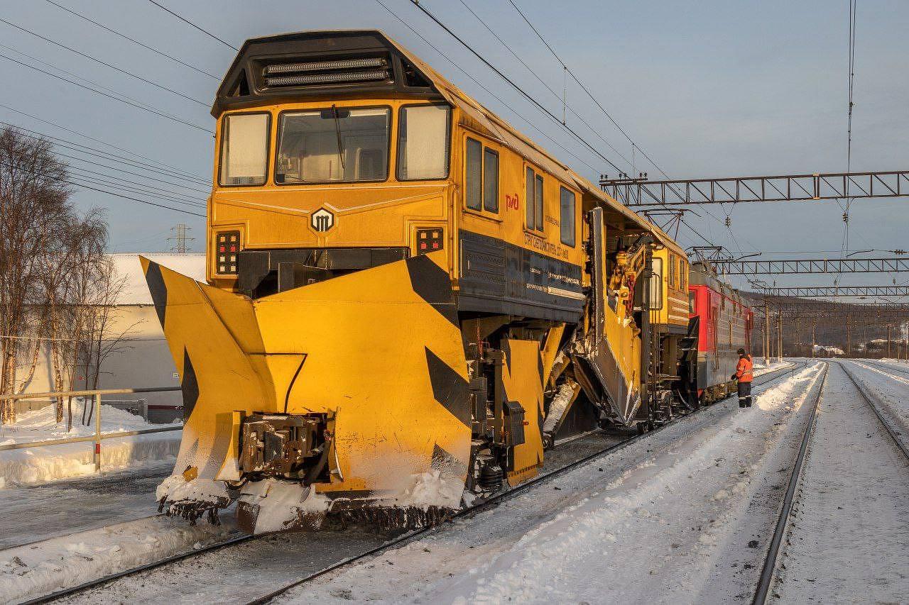 В Петербурге железнодорожники за сутки убрали более 41 тыс. куб. метров  снега