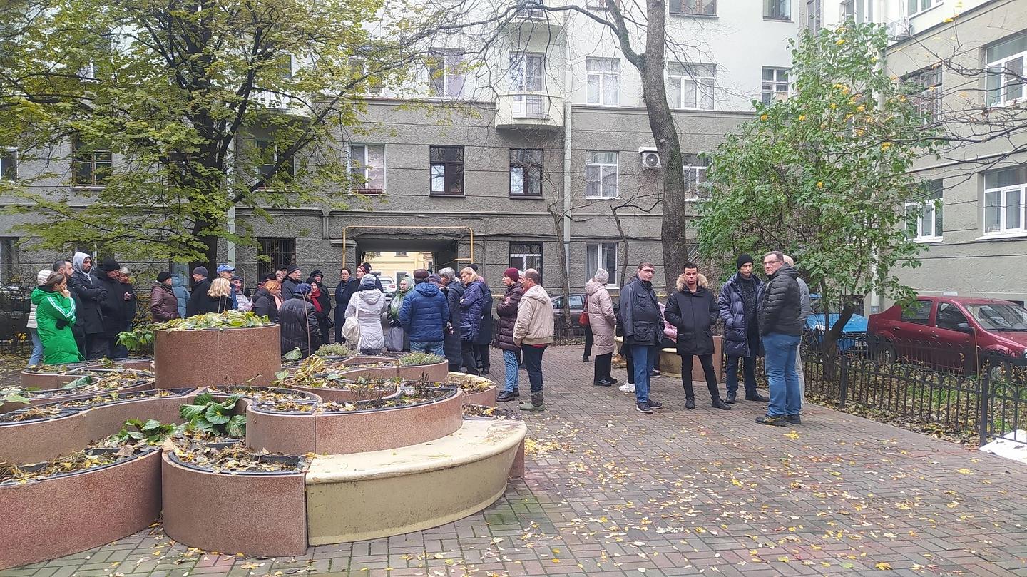 В Петербурге жители Центрального района вышли на пикет против застройки  участка у Аракчеевских казарм