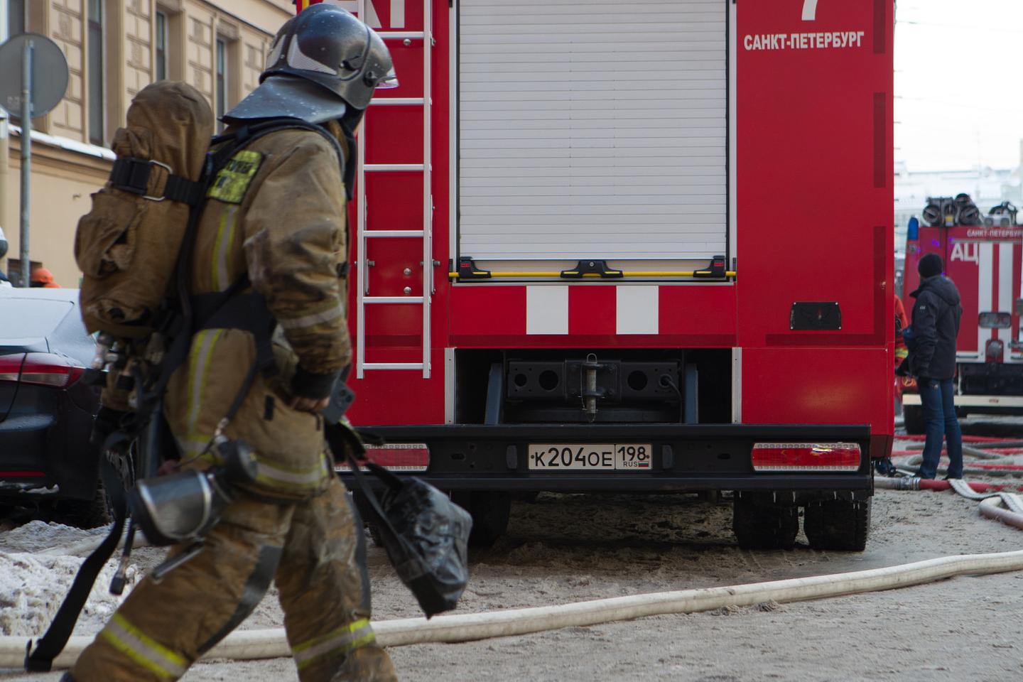 Пожарные тушили возгорание на Долгоозерной улице