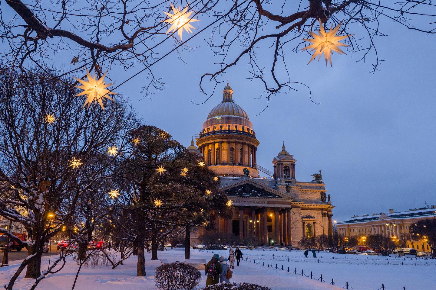 Метрополитен Петербурга будет работать в новогоднюю ночь и на Рождество