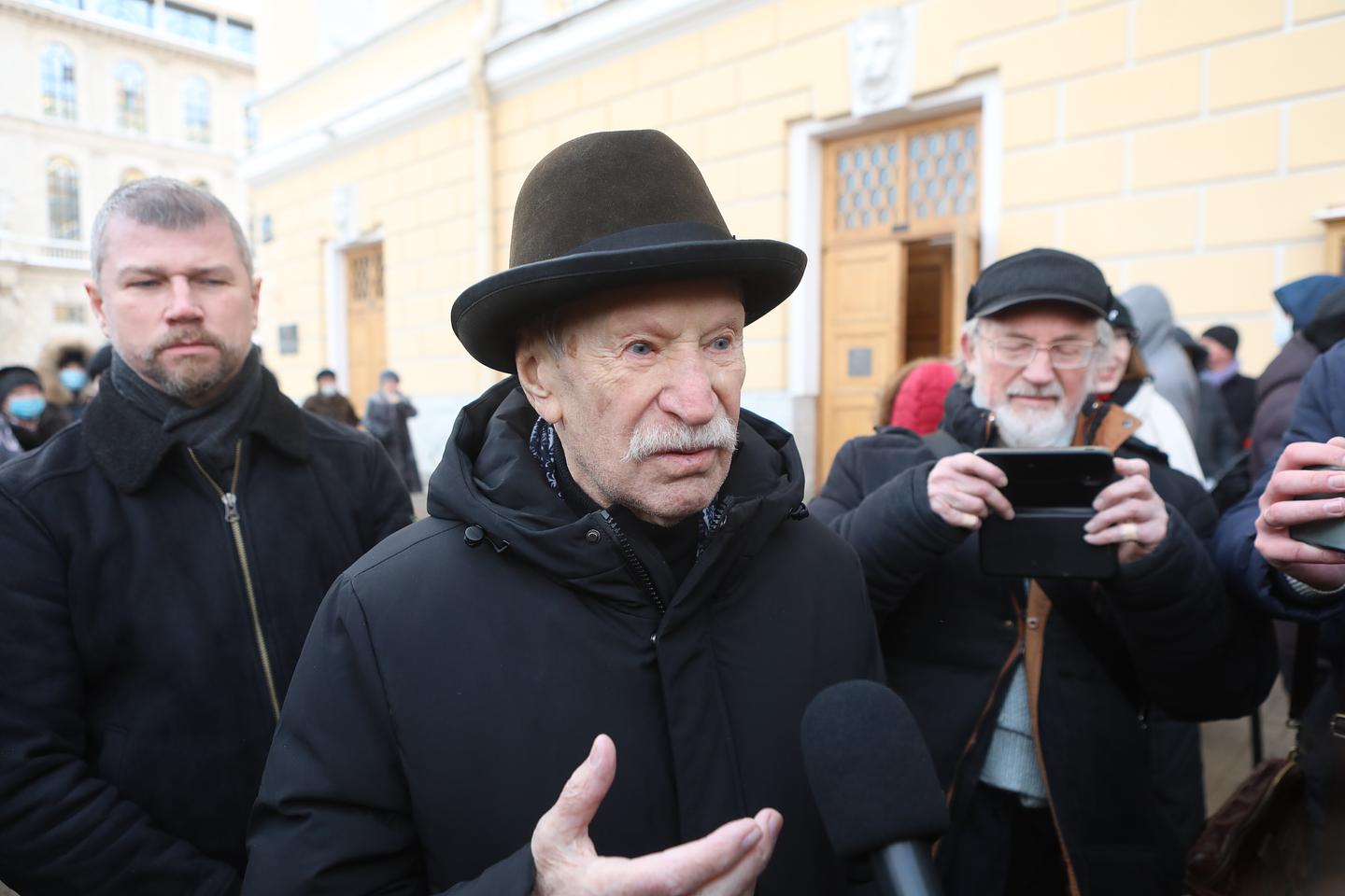 Папа в сознании, но мне не дали поговорить с ним»: сын актёра Ивана Краско  рассказал о состоянии отца