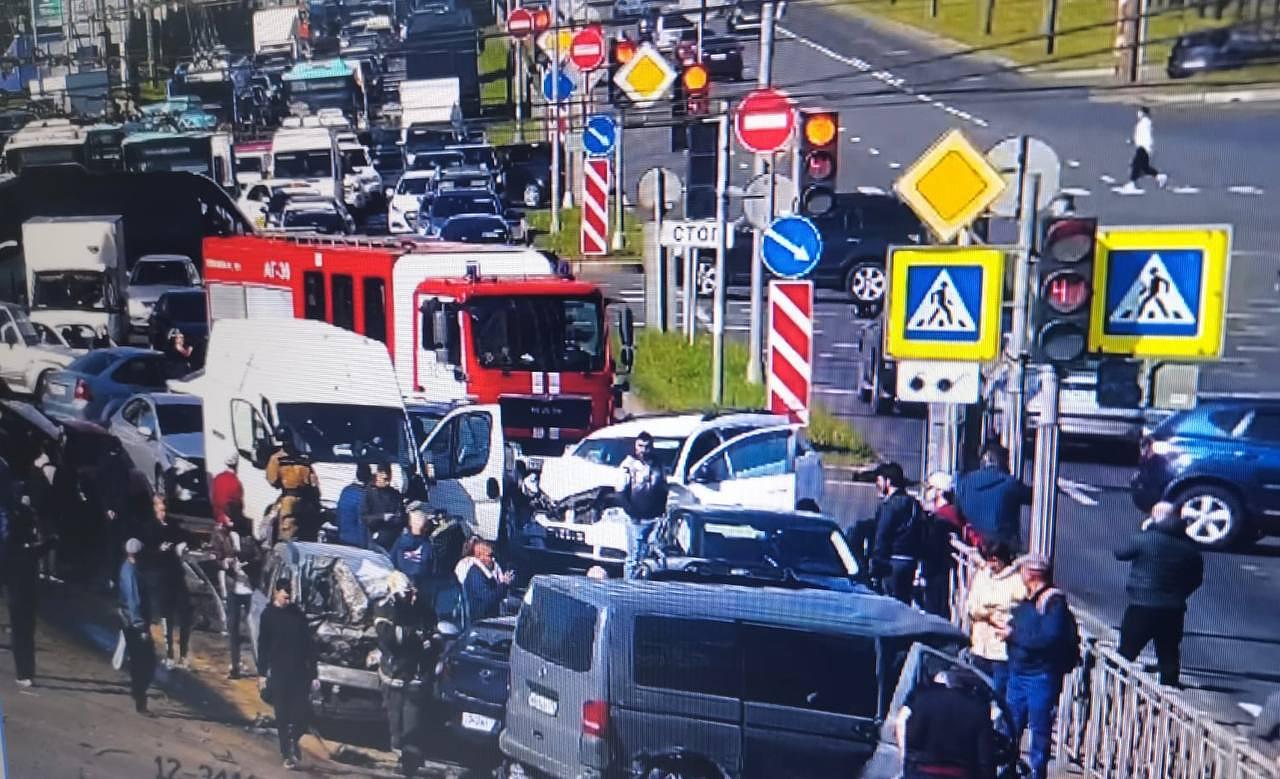 На Софийской 52 в Петербурге столкнулись 13 машин - пострадали 11 человек