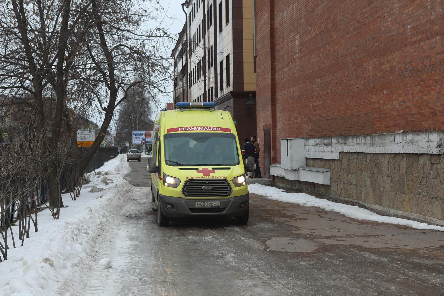 В Петербурге шестилетняя девочка попала в больницу из-за прикосновения к  гирлянде