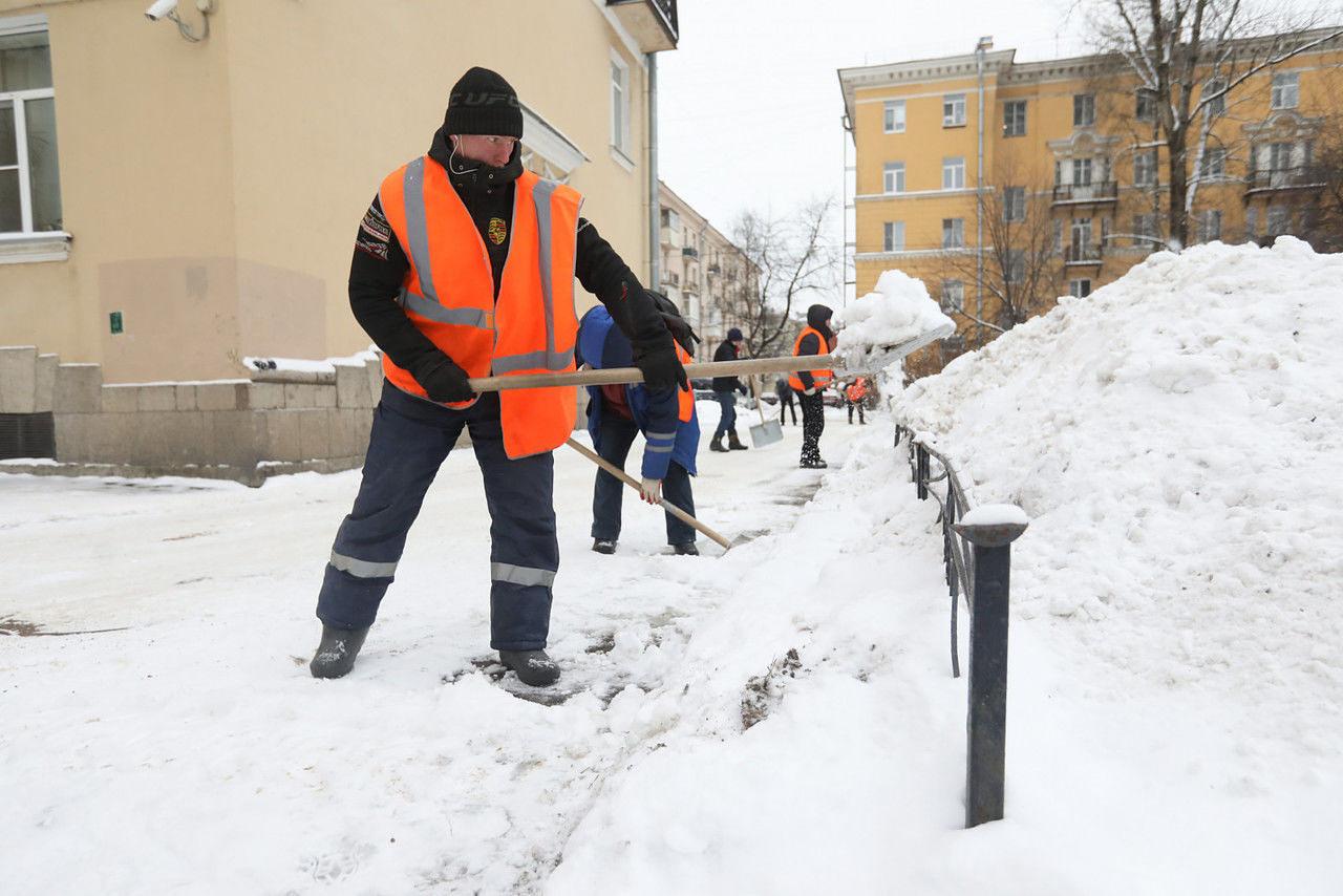 Зарплату некоторым сотрудникам сферы ЖКХ в Петербурге поднимут в 2024 году