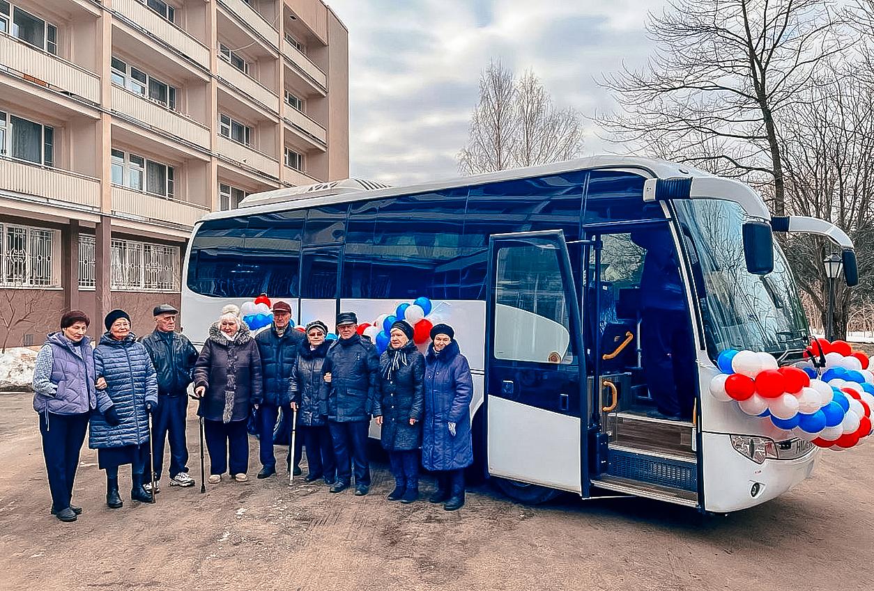 По поручению Президента в Дом ветеранов в Павловске передан новый автобус