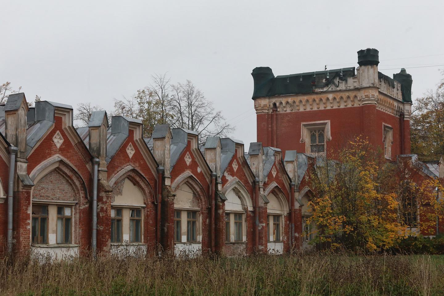 В Петергофе постепенно разрушаются Императорские конюшни