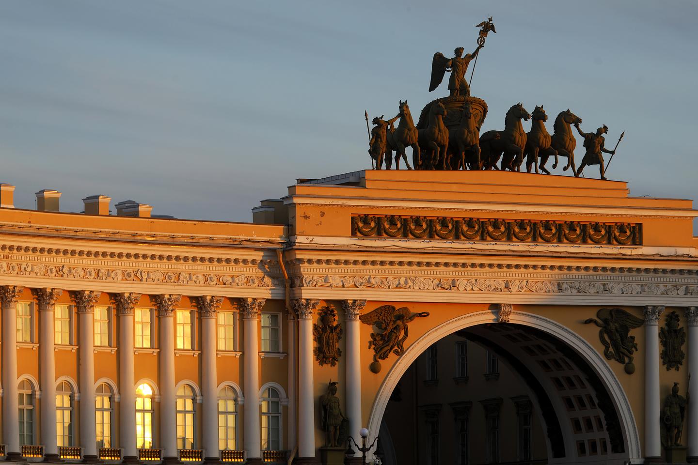 В Петербурге руфер забрался на «Колесницу Славы» на Арке Главного штаба