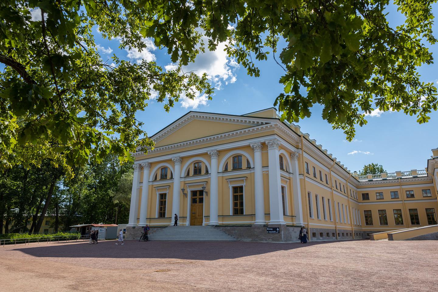 В царскосельском Александровском дворце на протяжении года будут  выставляться композиции из живых цветов