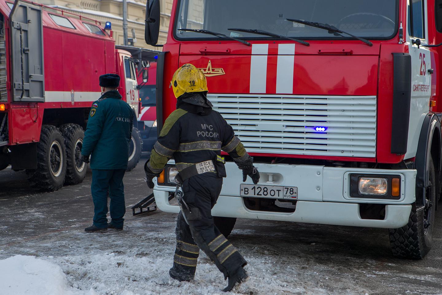 В Центральном районе Петербурга сотрудники МЧС России тушат пожар | Вечёрка